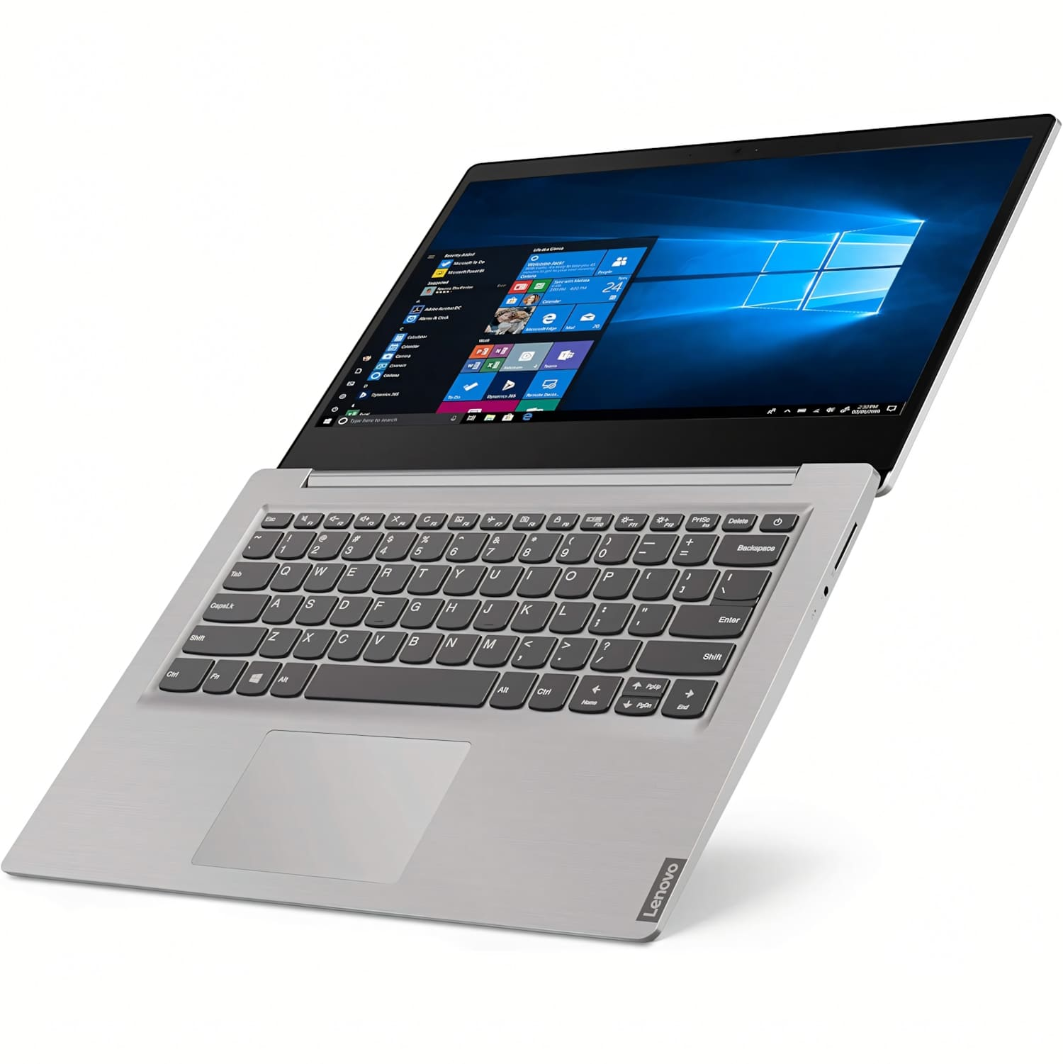 Un portátil plateado está inclinado hacia la izquierda, mostrando el sistema operativo Windows sobre un fondo blanco brillante.