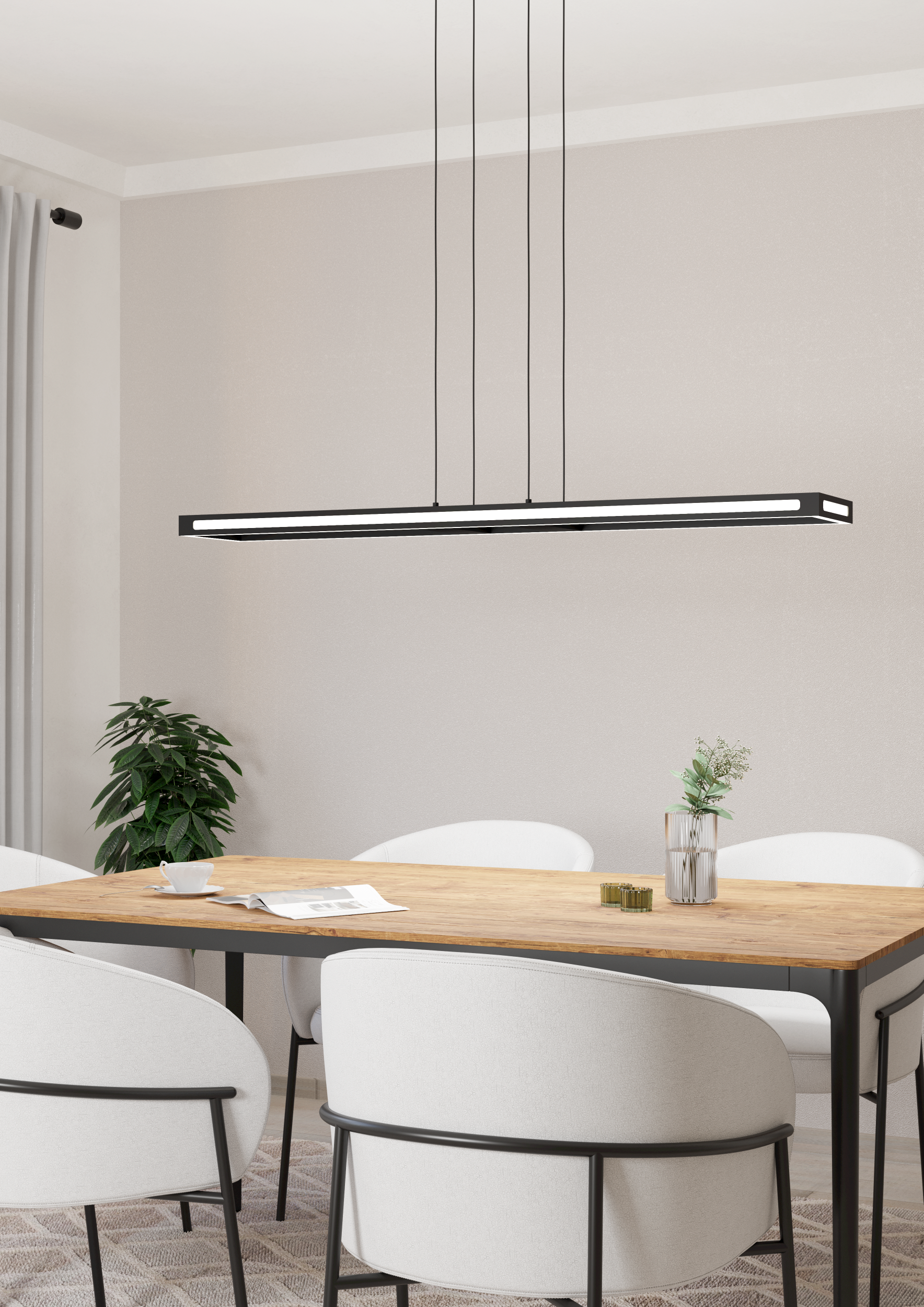 Ein modernes Esszimmer mit einer schwarzen Pendelleuchte über einem Holztisch und weißen Stühlen.