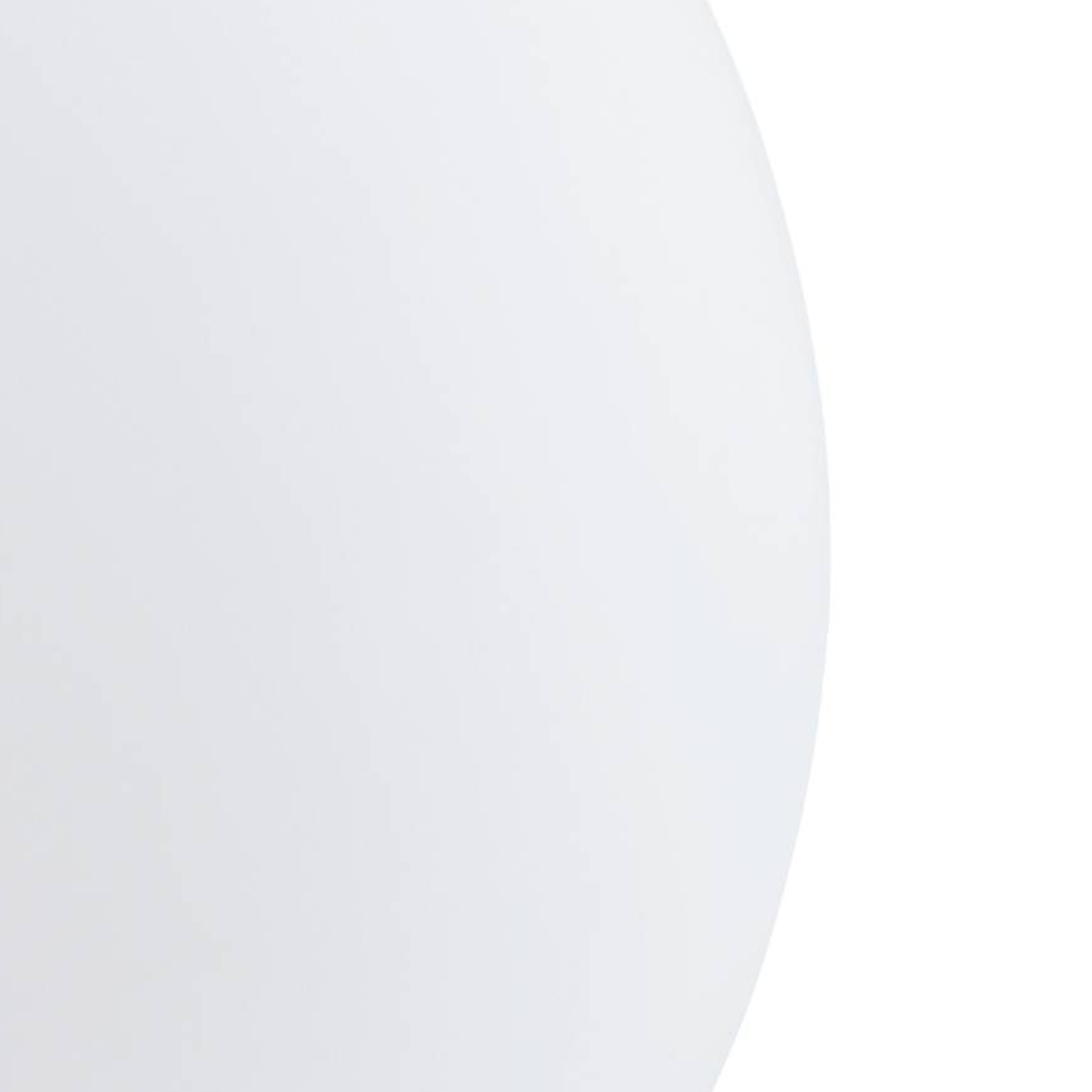 Un primo piano di una lampada bianca sferica su uno sfondo bianco brillante.