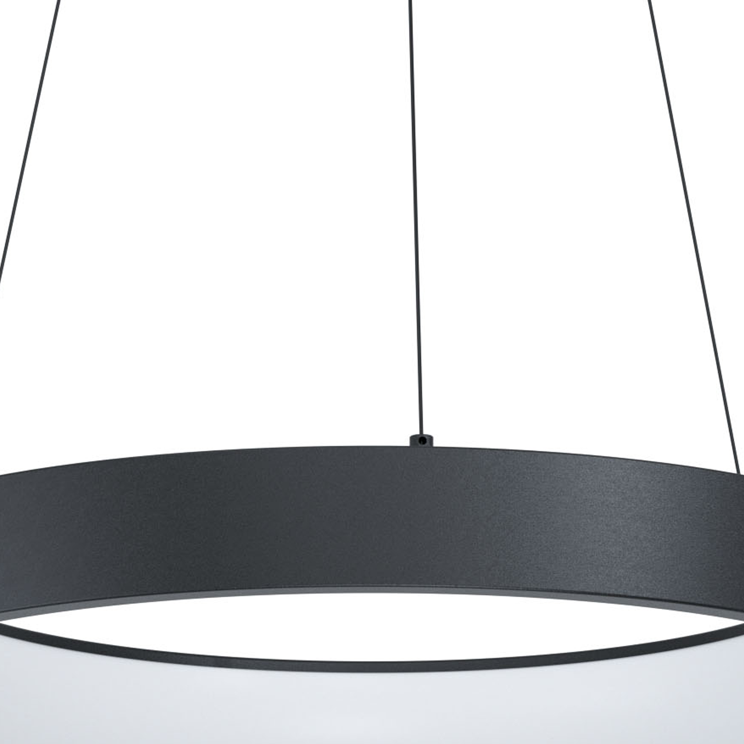 Eine moderne schwarze kreisförmige LED-Pendelleuchte hängt vor einem weißen Hintergrund und zeigt ihr elegantes Design.