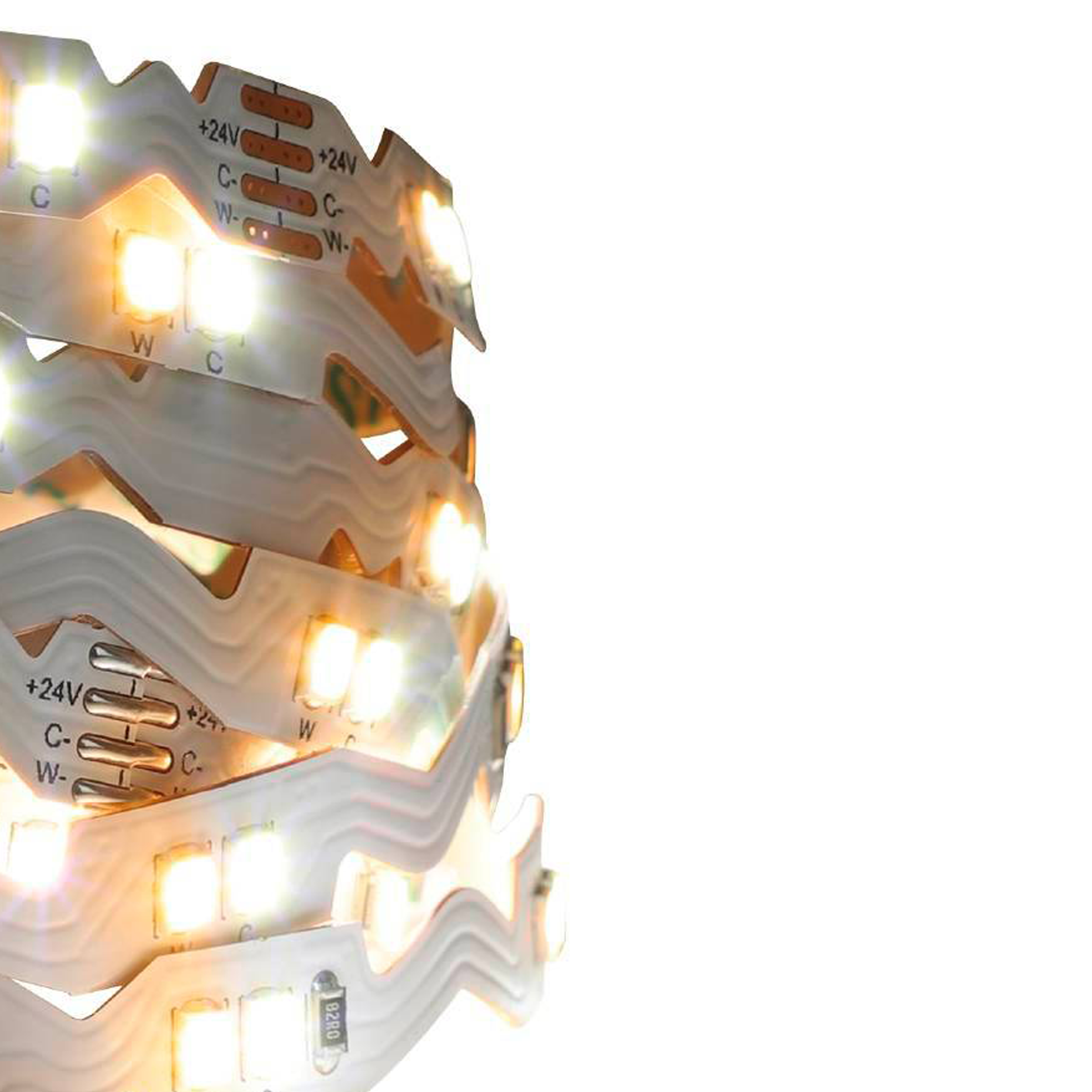 Un primo piano di una striscia LED flessibile mostra il suo ingresso di alimentazione +24V e il suo design compatto e pieghevole.