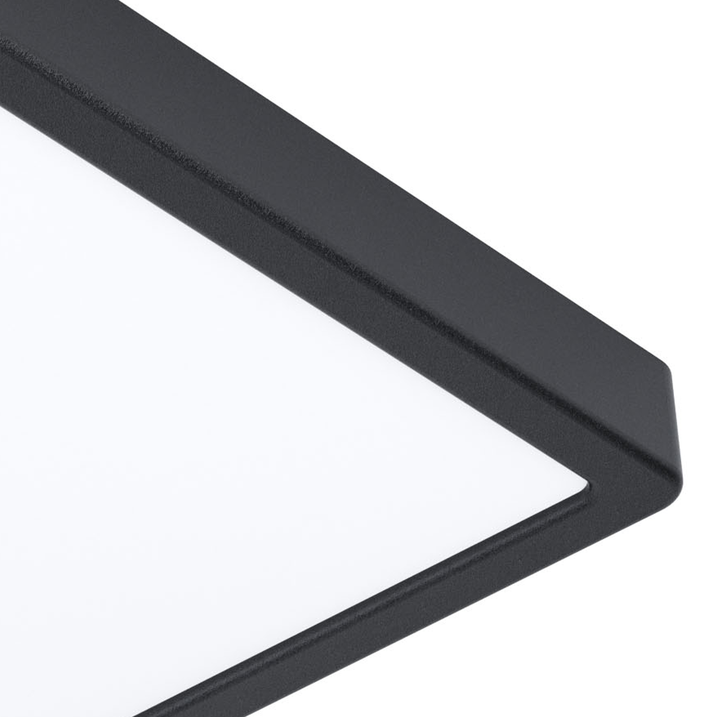 Un primer plano de una lámpara de techo cuadrada muestra un marco negro y un panel de luz blanca brillante en detalle.