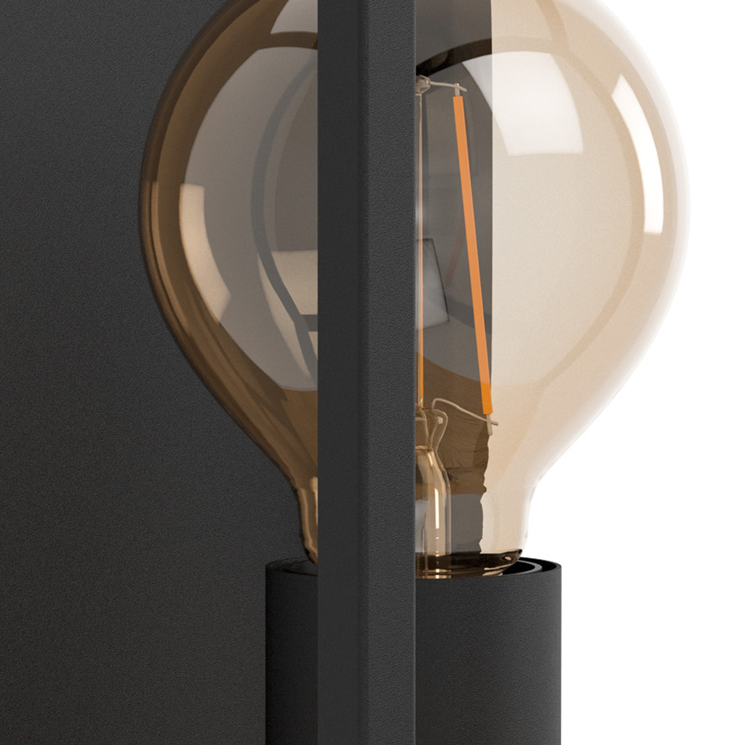 Un gros plan d'un luminaire extérieur avec une ampoule, sur un fond noir et blanc.