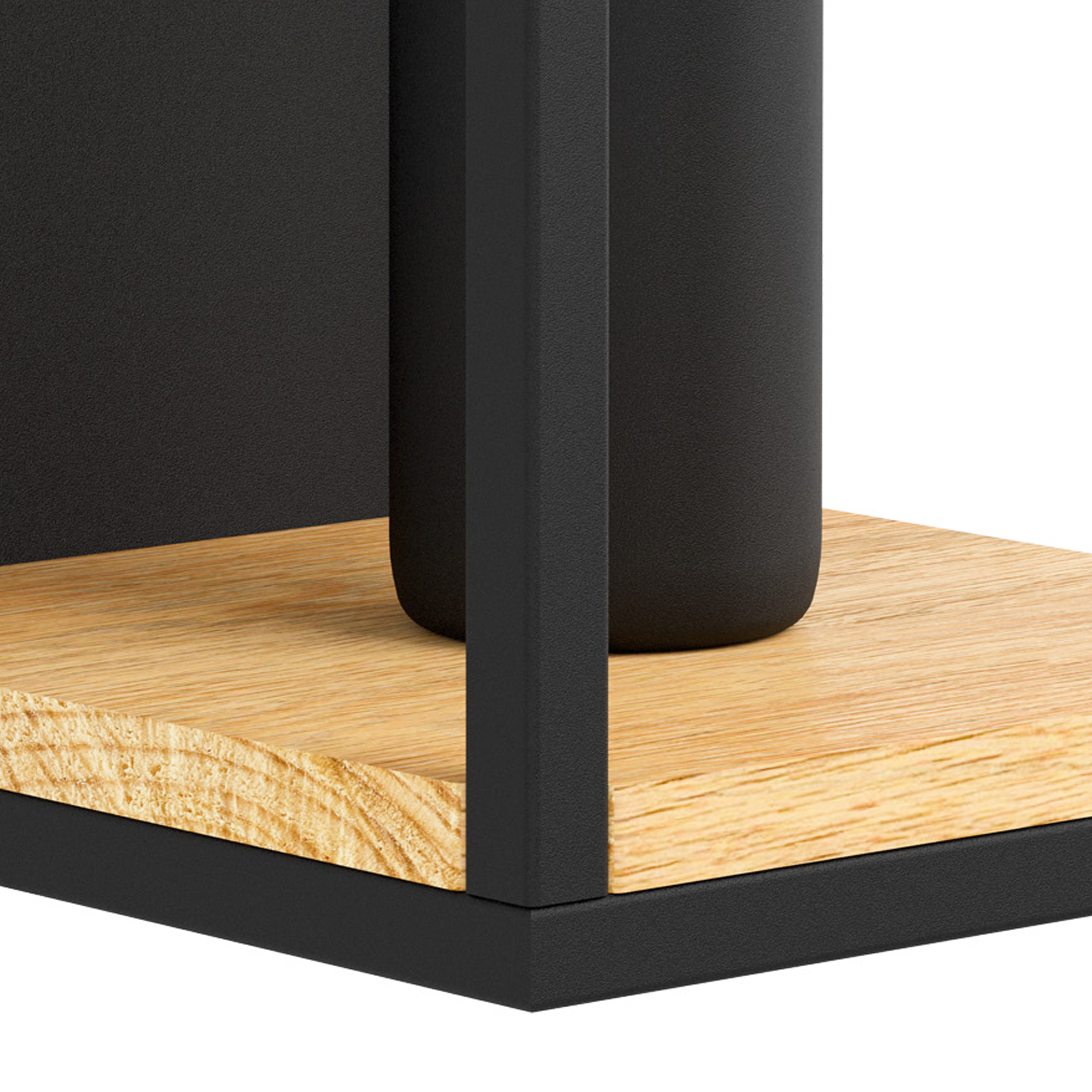 Gros plan d'un vase noir sur une étagère en bois clair avec un cadre en métal noir.