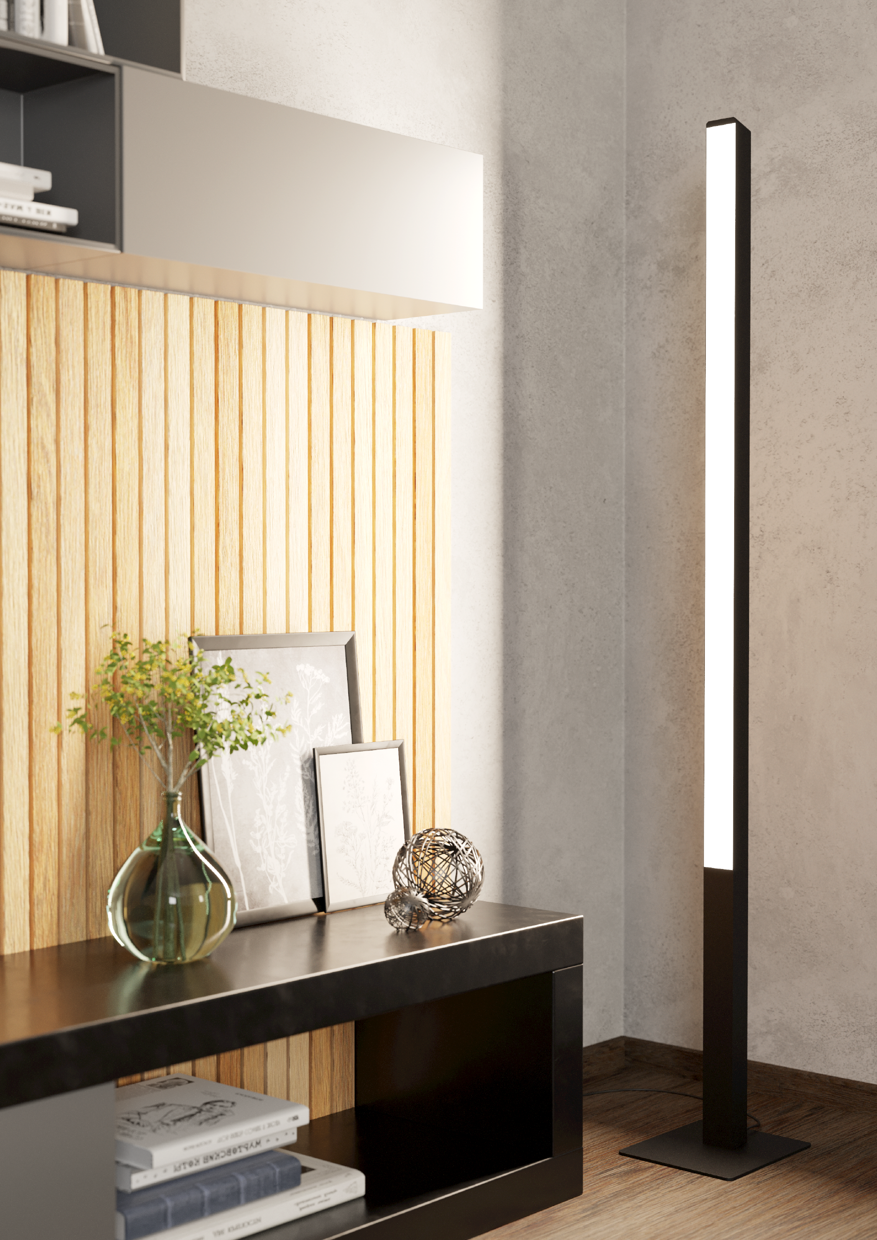 Una moderna lampada da terra con base nera e pannello luminoso bianco, accanto a una mensola in legno con piante e decorazioni.