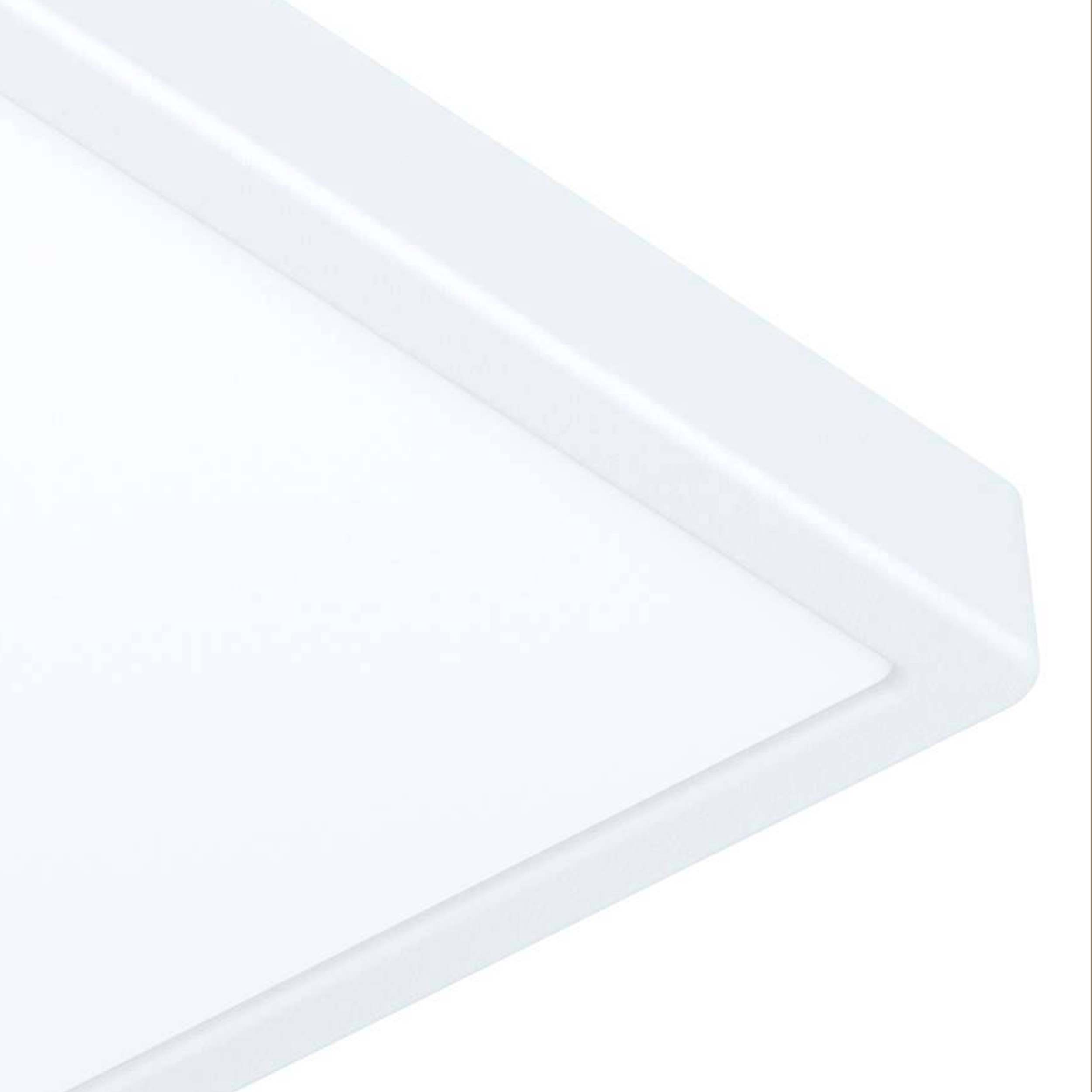 Primer plano de una luz de techo LED cuadrada blanca con un diseño moderno y sencillo y luz difusa.