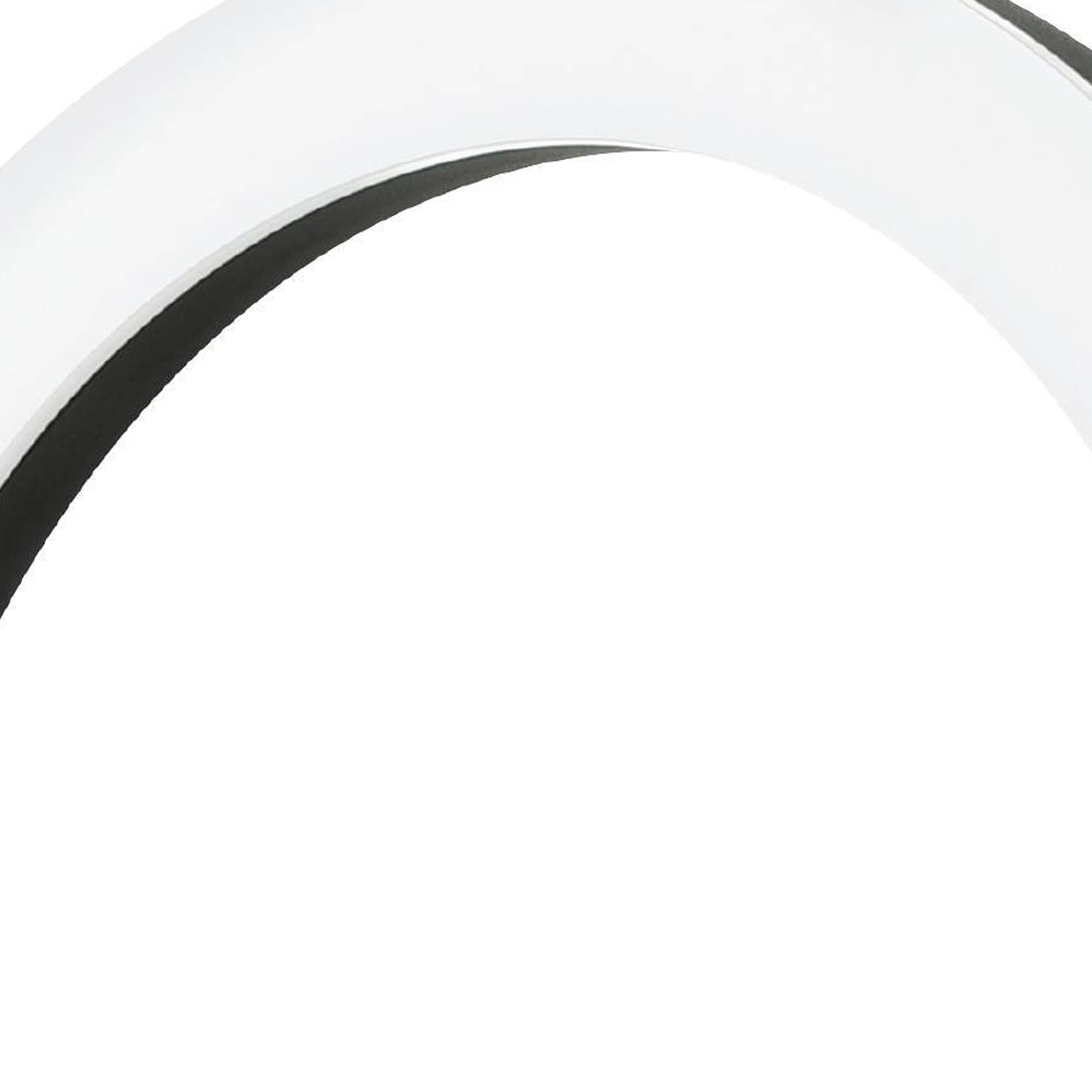 Primo piano di una luce bianca curva su uno sfondo bianco, che mostra un design elegante.
