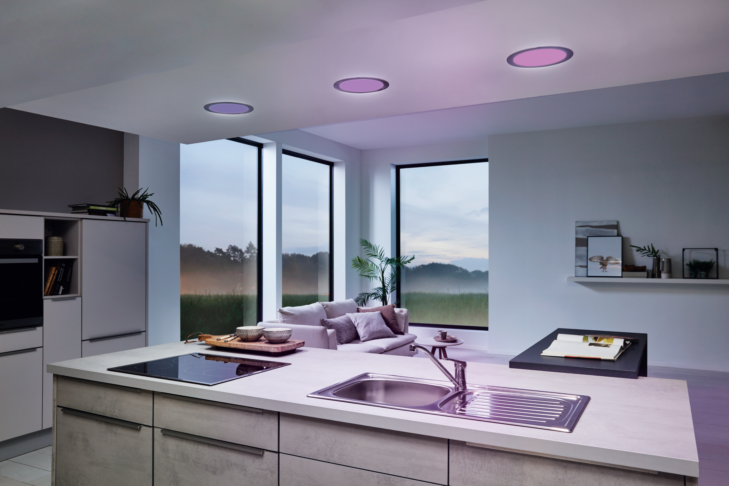Eine moderne Küche mit drei violetten Deckenleuchten, einem großen Fenster und eleganten Schränken.