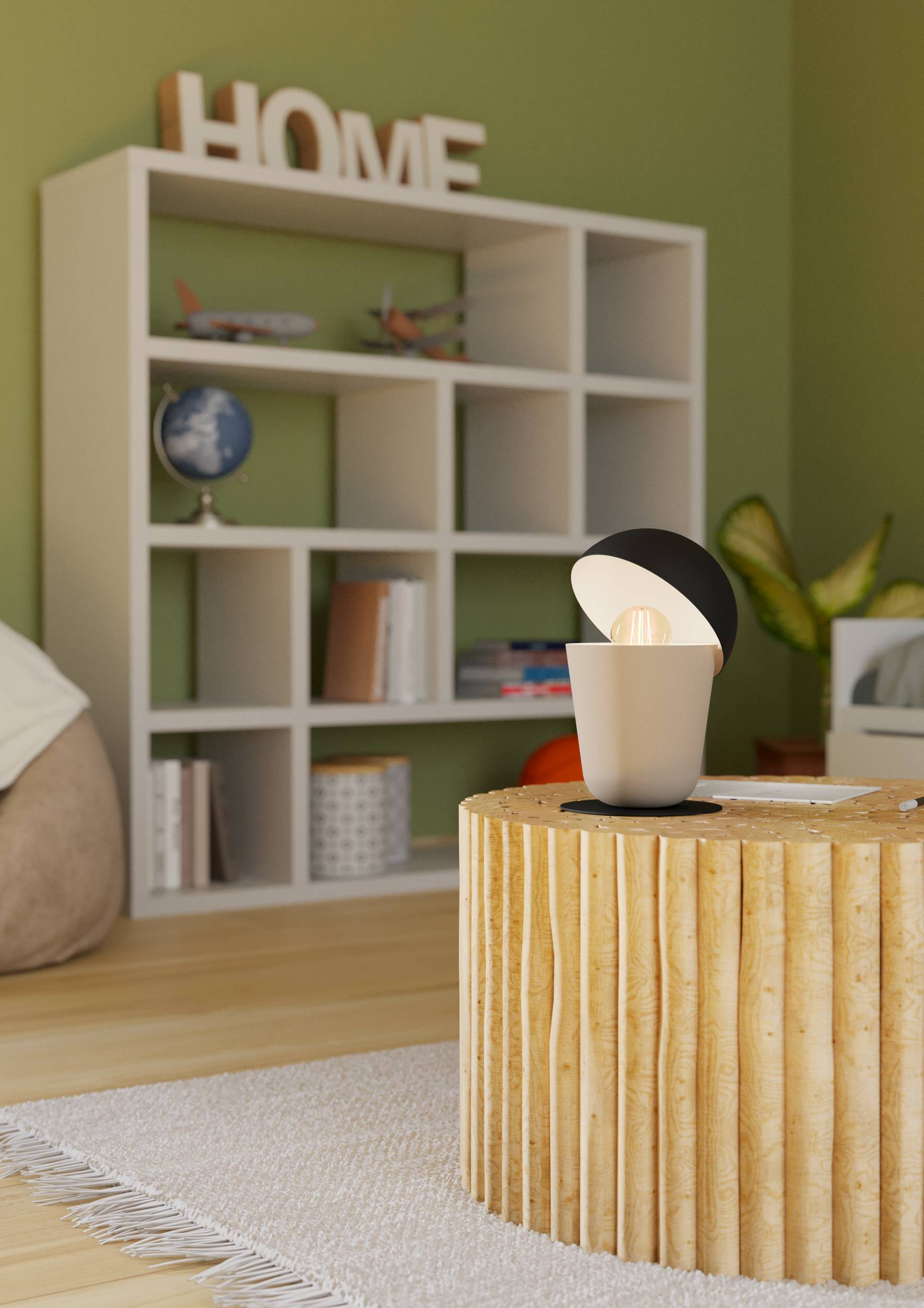 Eine Lampe auf einem Holztisch, ein Bücherregal mit Dekorationsgegenständen im Hintergrund.
