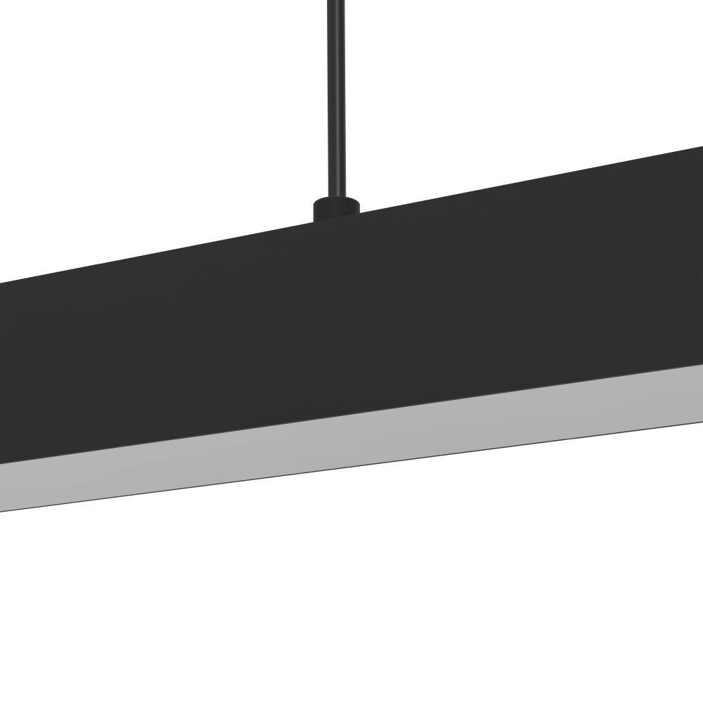 Eine Nahaufnahme einer schwarzen linearen Pendelleuchte, die ihr modernes und minimalistisches Design zeigt.