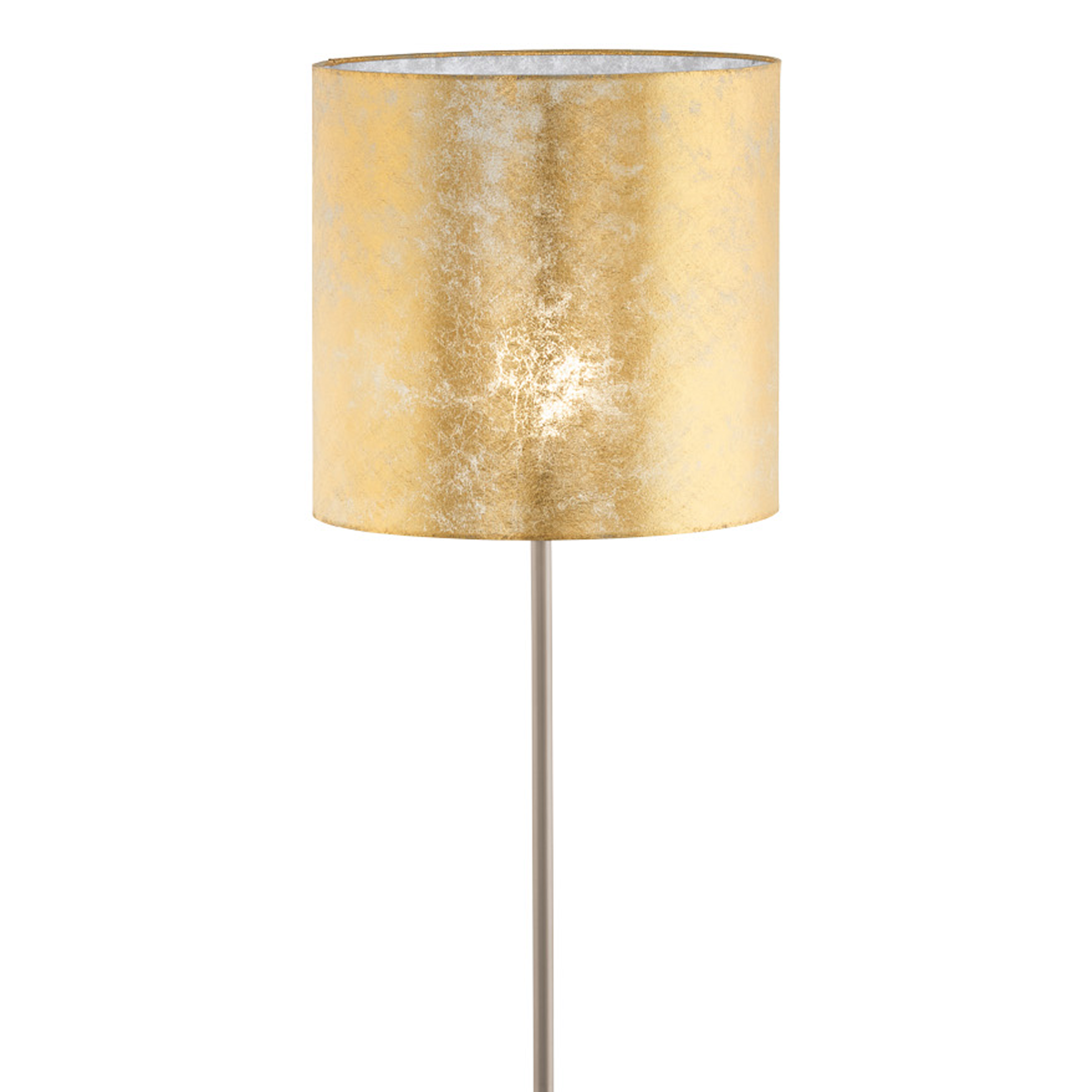 Gros plan d'un lampadaire à abat-jour doré sur fond blanc, montrant sa texture.
