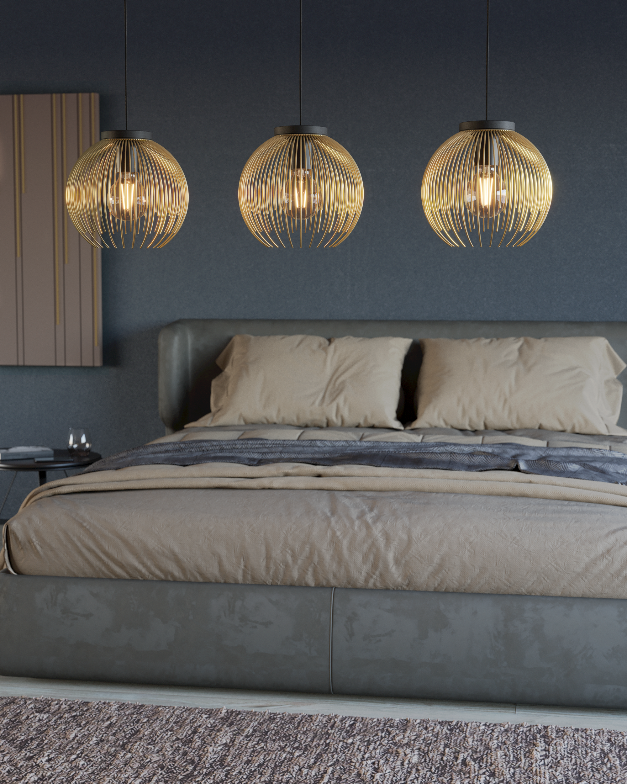 Tre lampade a sospensione in filo dorato pendono sopra un letto in una stanza scarsamente illuminata.