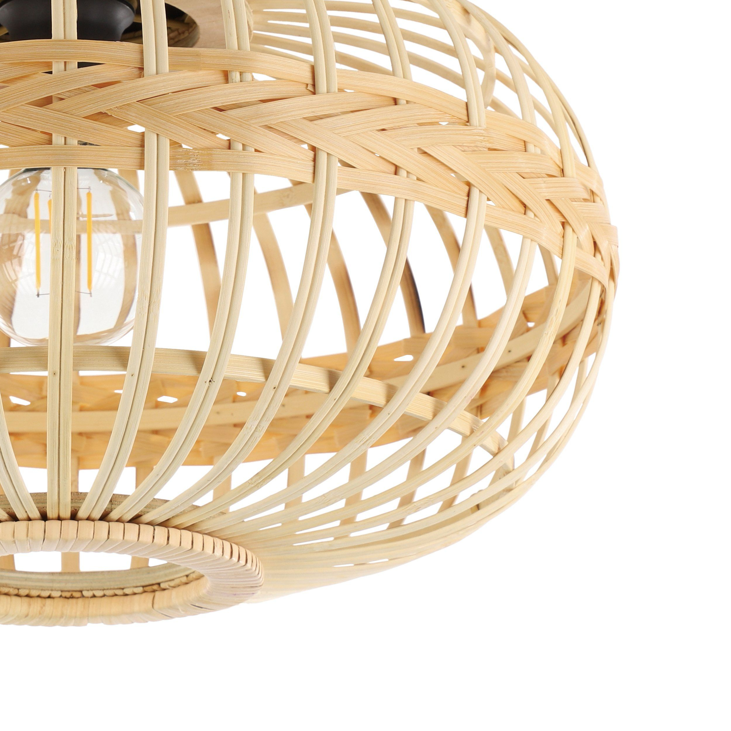 Primo piano di una lampada in bambù che mostra una lampadina visibile. Sfondo bianco.