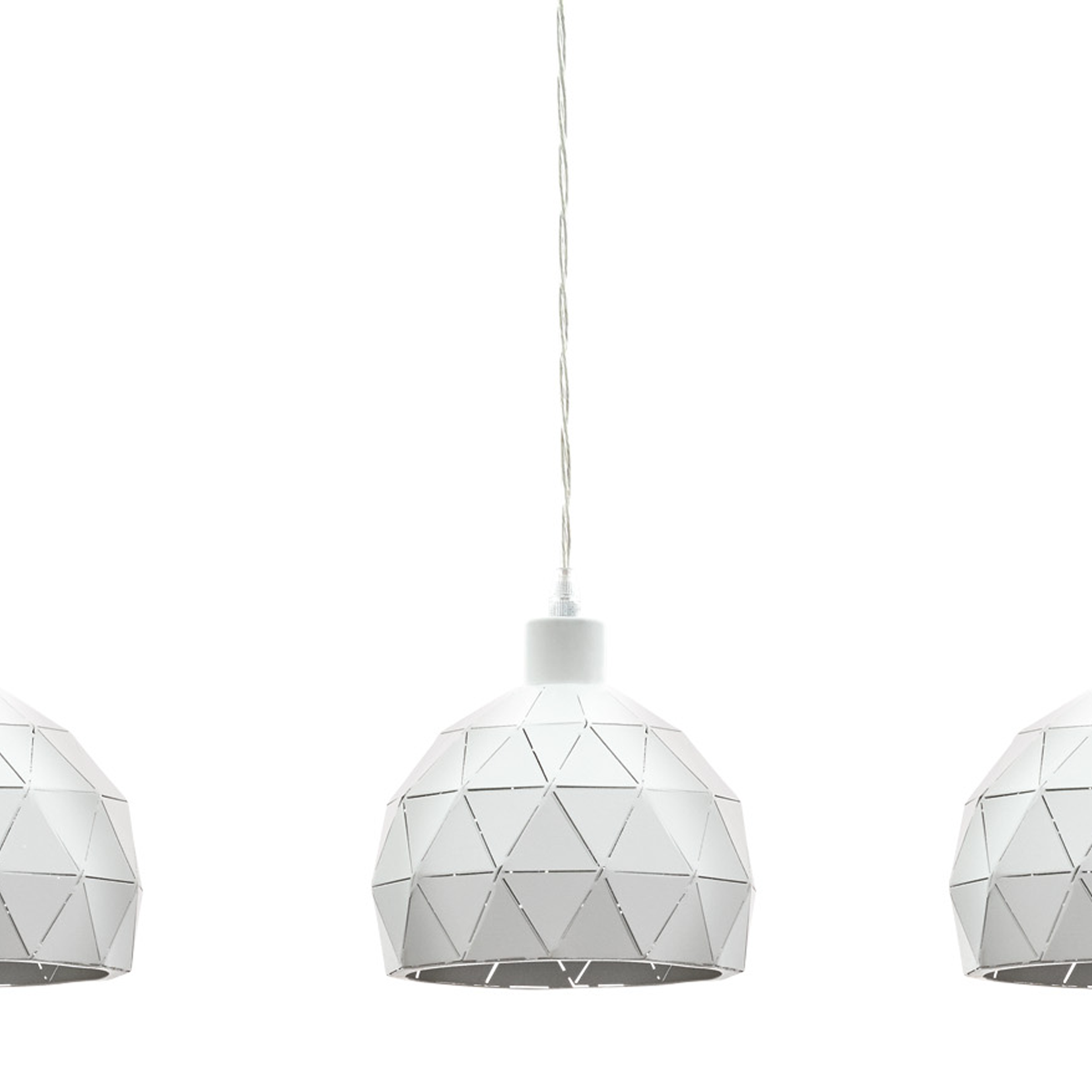 Drei weiße geometrische Pendelleuchten hängen an einer weißen Schnur vor einem weißen Hintergrund.