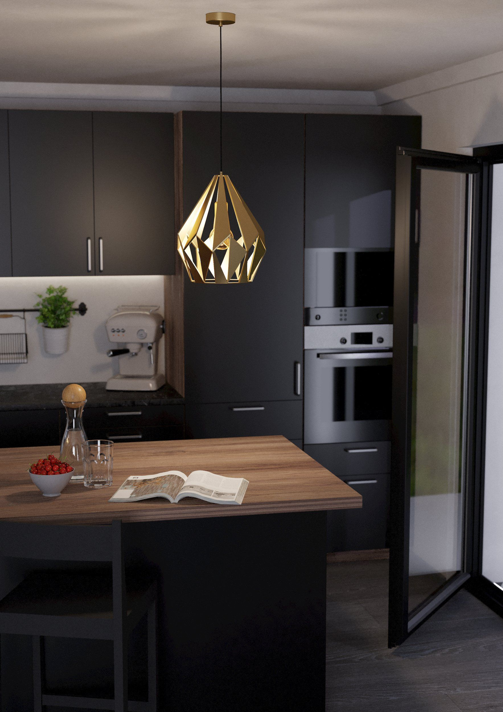 Eine Küchenszene mit einer goldenen Pendelleuchte über einem Holztisch mit Buch und Obst.