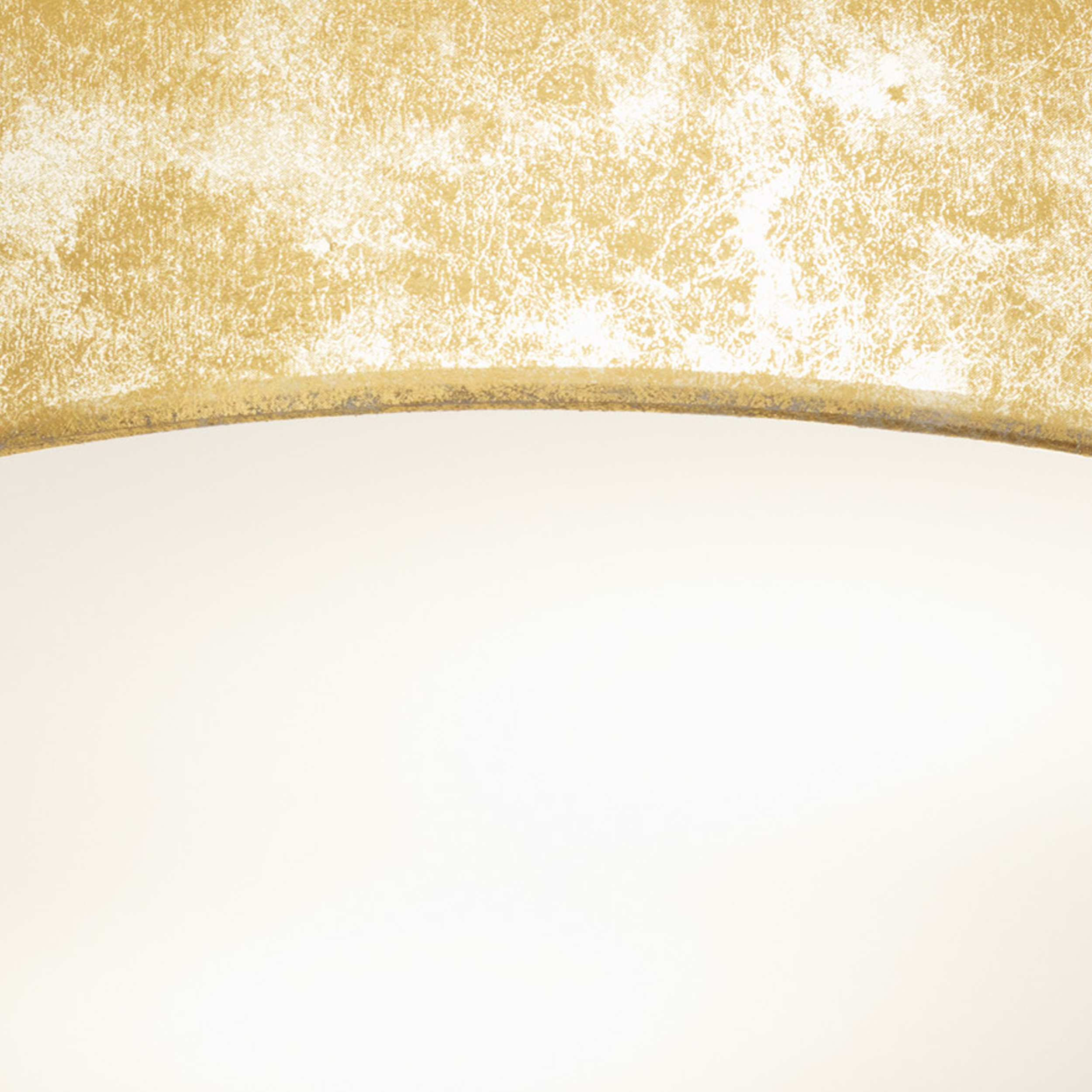 Nahaufnahme einer goldenen Deckenleuchte mit weißem Innenraum.