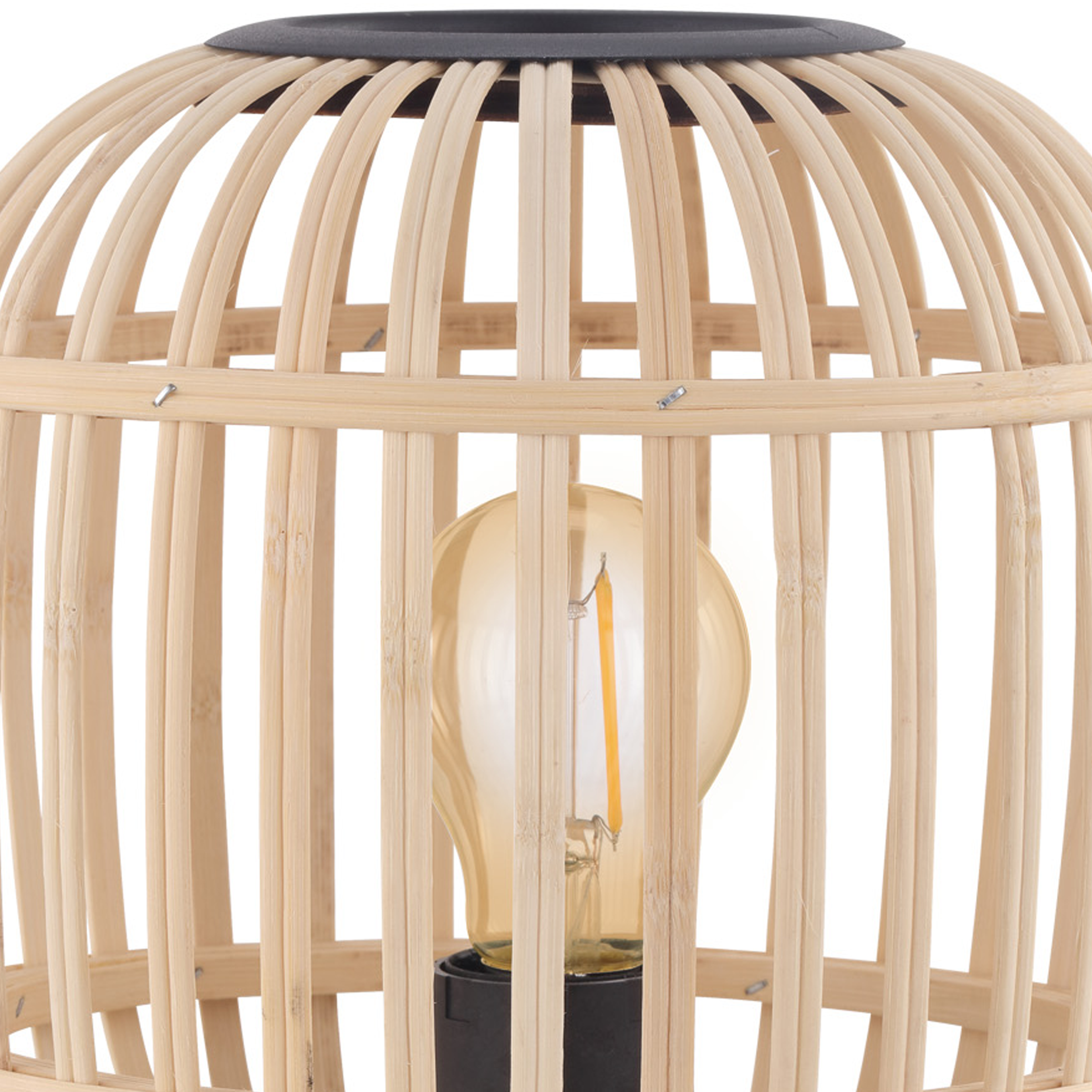 Nahaufnahme einer hellbraunen Lampe im Käfigstil mit schwarzer Oberseite vor einem weißen Hintergrund.
