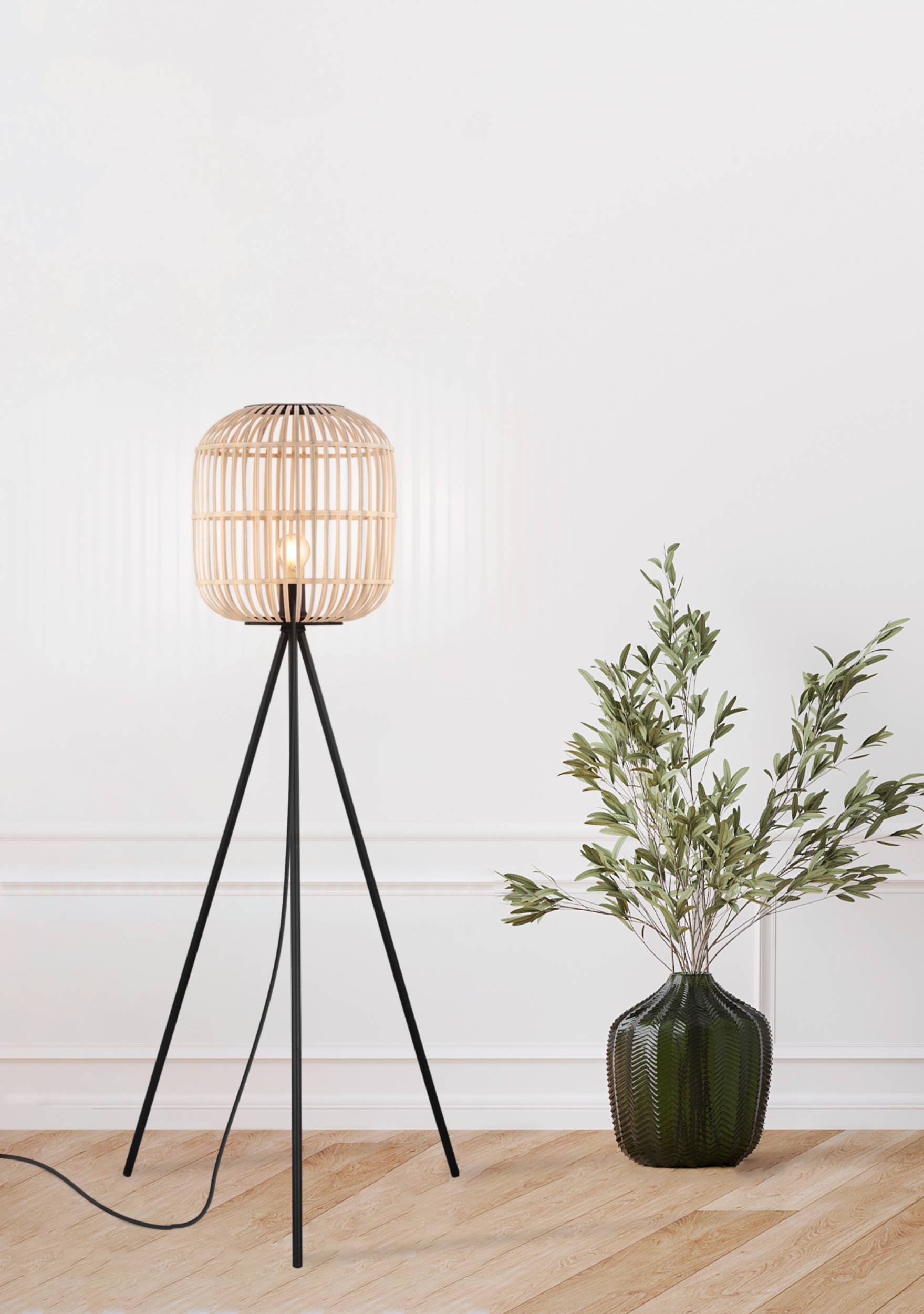 Une lampe avec un abat-jour en bois se trouve à côté d'un vase avec de la verdure contre un mur blanc.