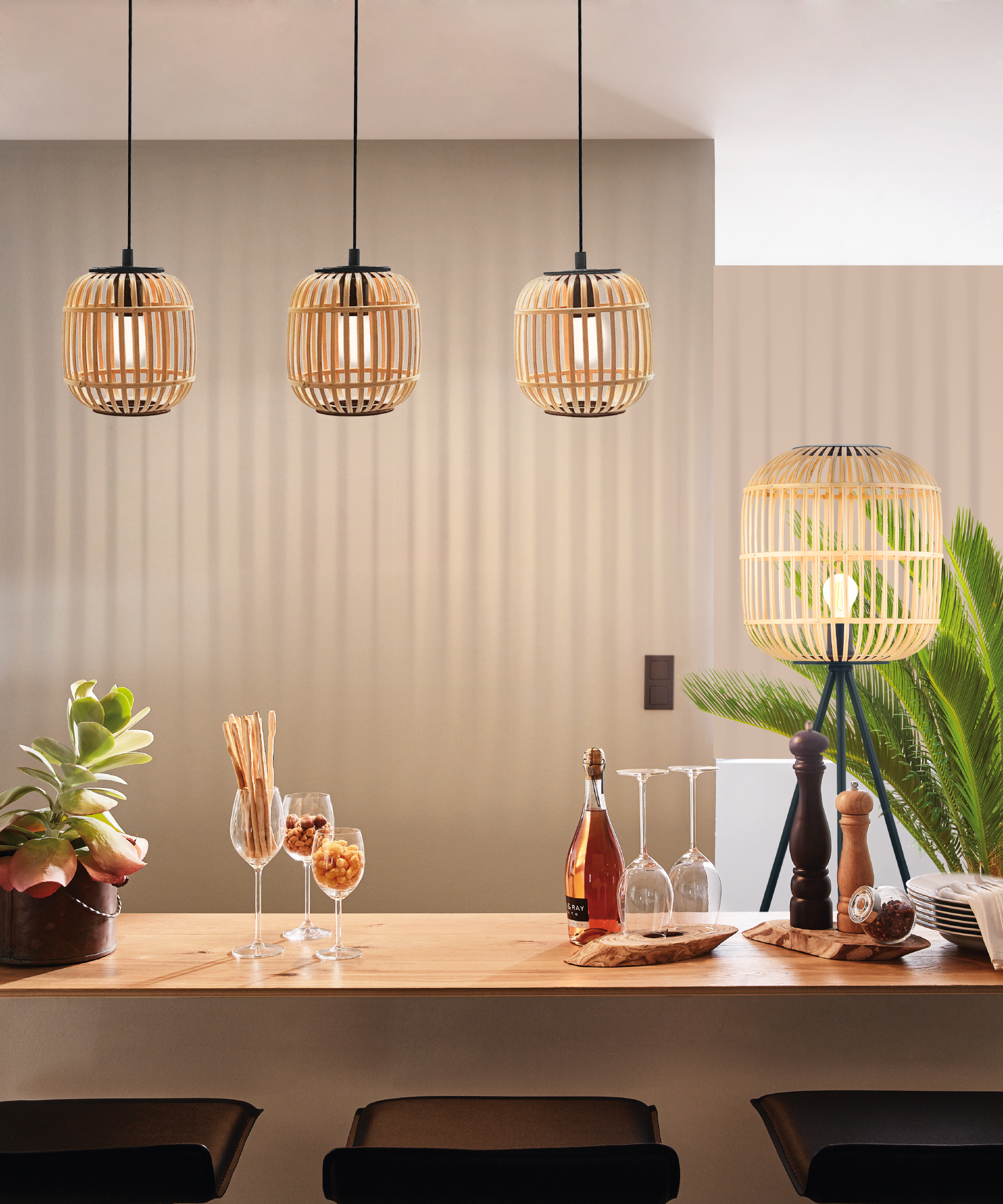 Une cuisine moderne avec des suspensions, une lampe de table et divers éléments de décoration.