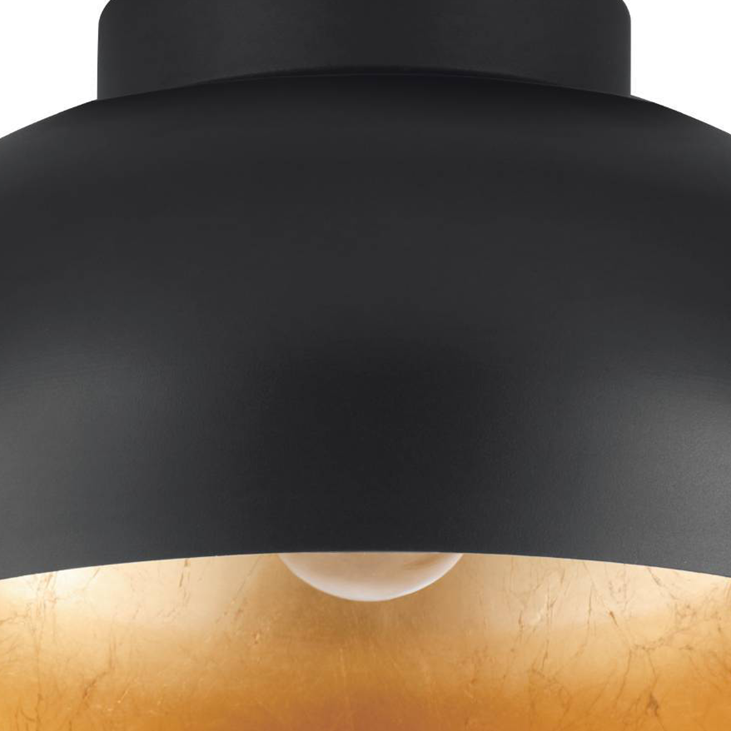 Un primo piano di una plafoniera nera con interno dorato e una lampadina visibile.