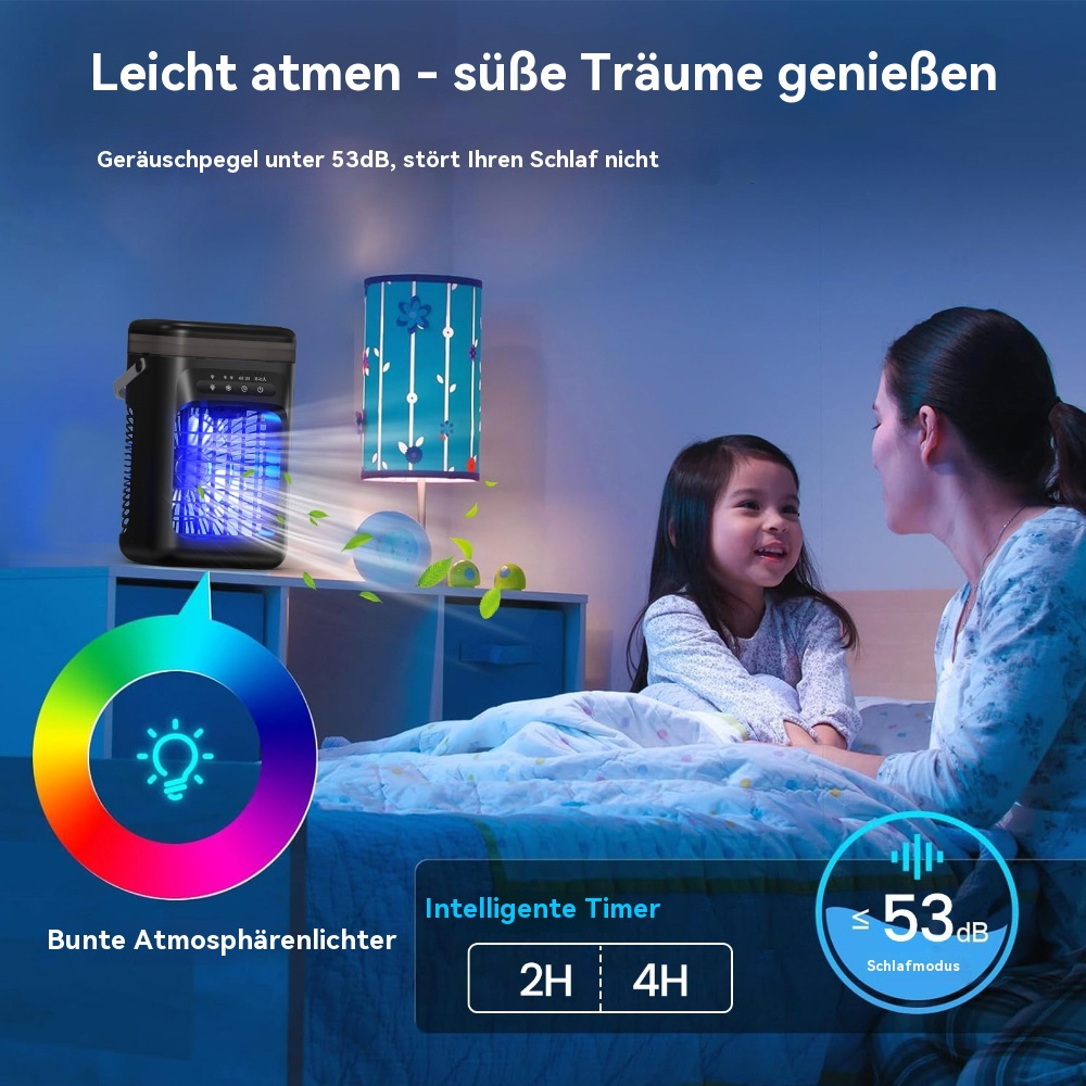 Ein Mädchen und eine Frau stehen neben einem Tisch mit einem kleinen Luftkühler. Bläuliches Licht.