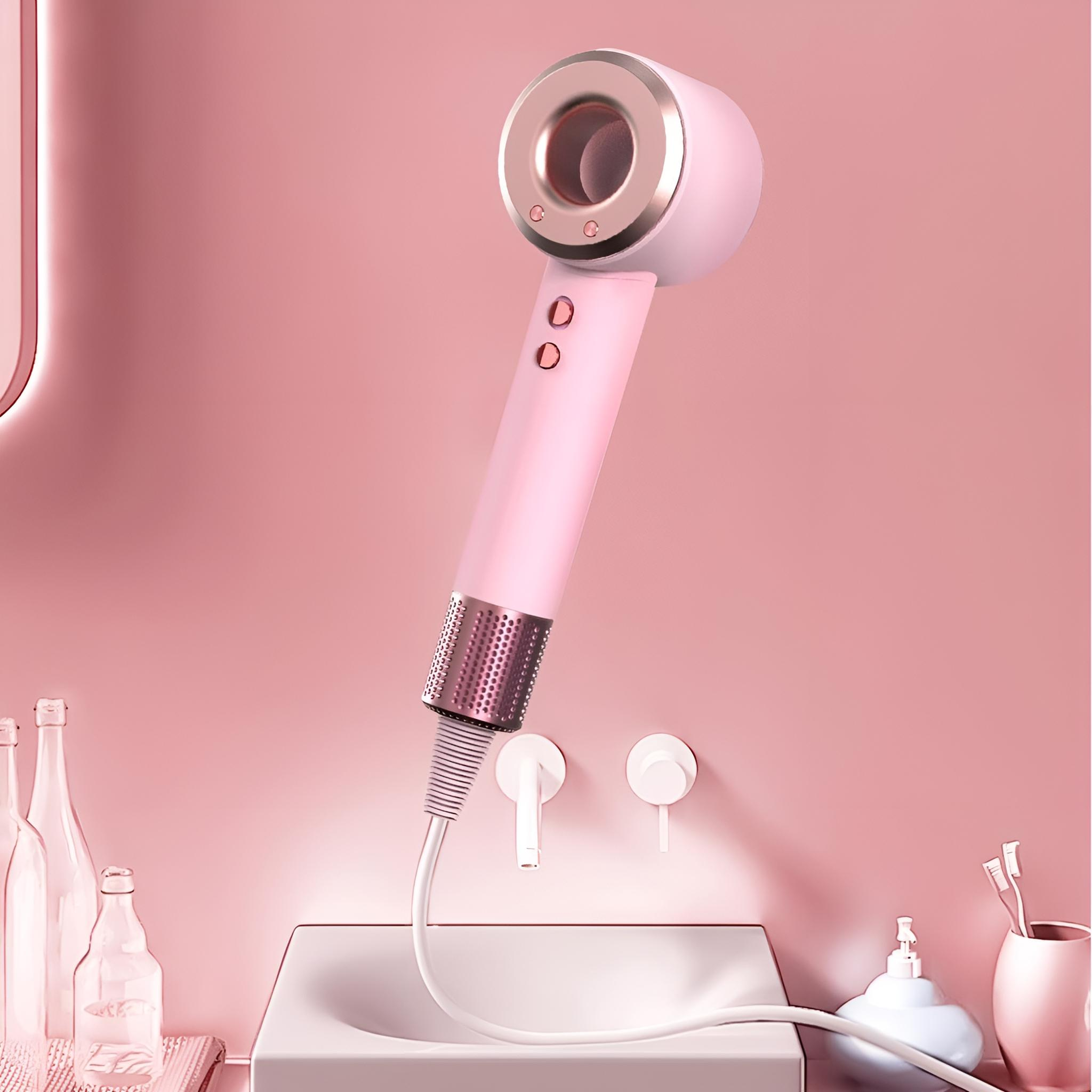 Ein rosa Haartrockner in einem Badezimmer. Der Griff hat zwei Knöpfe und einen Metallring.