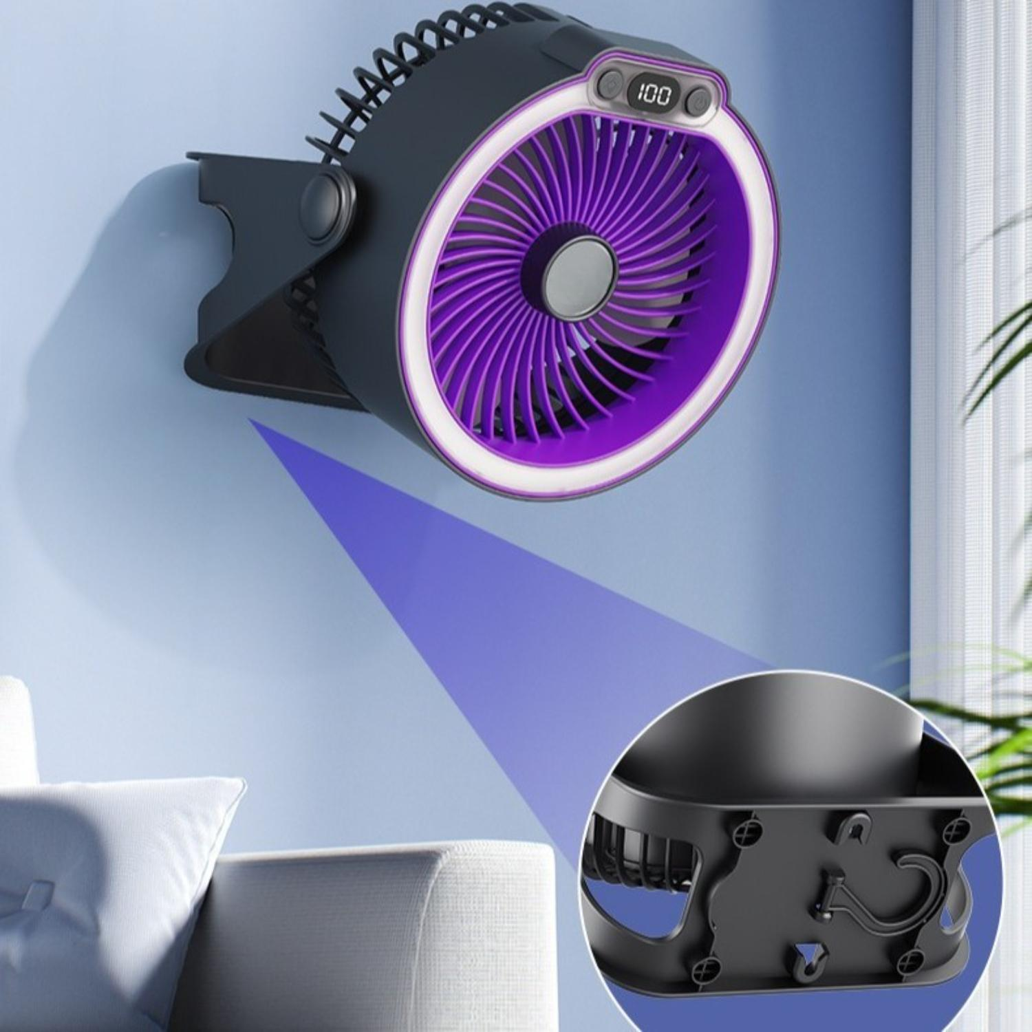 Ein schwarz-violetter Ventilator an einer blauen Wand. Eine Nahaufnahme zeigt den Befestigungsmechanismus.