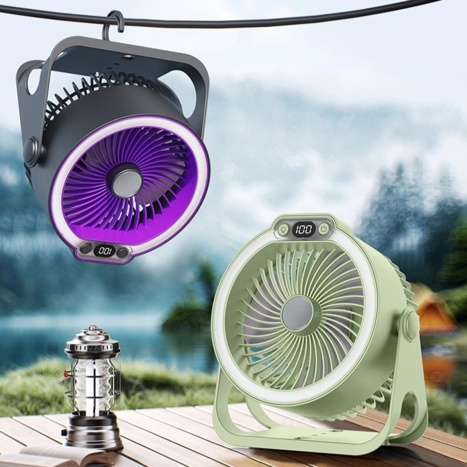 Zwei Ventilatoren hängen. Einer ist lila und der andere grün. Eine Laterne befindet sich im Vordergrund.