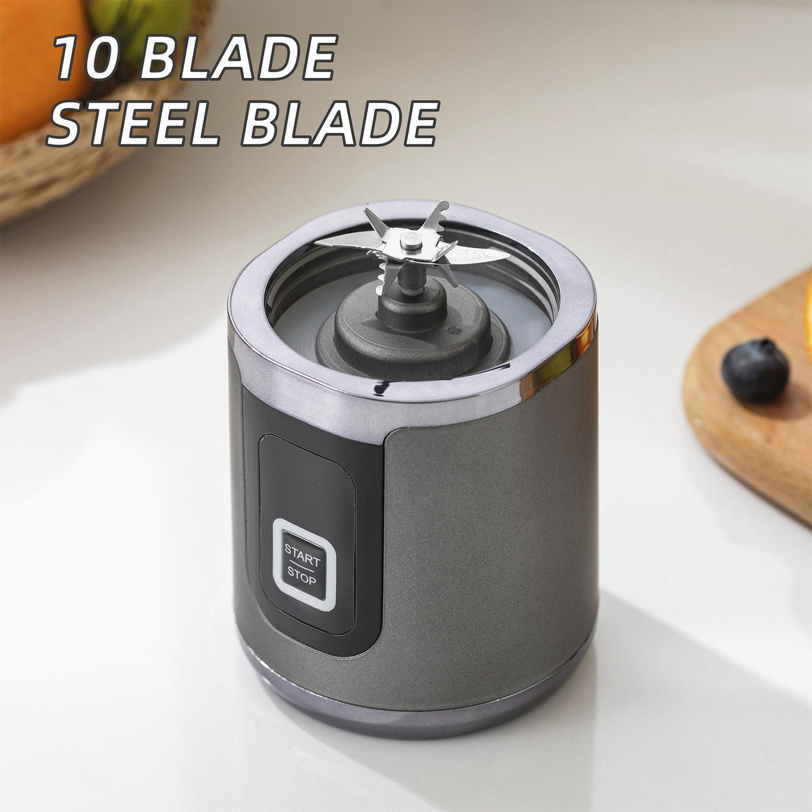 Ein grauer Mixer mit Stahlklinge. Er hat eine Start/Stopp-Taste.