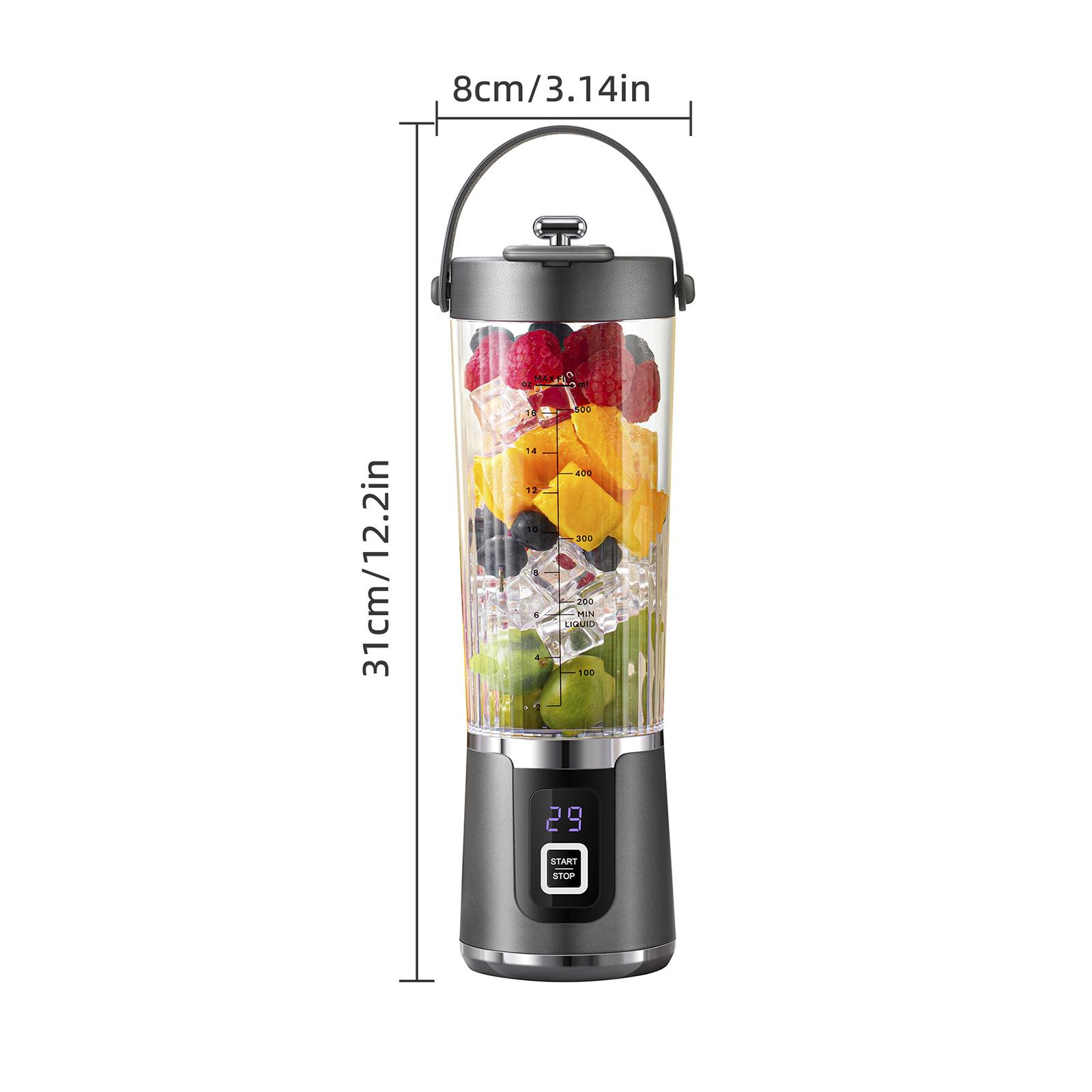 Ein durchsichtiger Mixer ist mit Obst und Eis gefüllt, mit Maßen an der Seite.