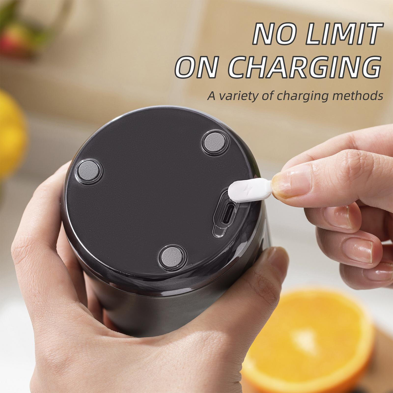 Hände stecken ein weißes USB-C-Kabel in die Unterseite eines grauen Mixers auf einer Theke.