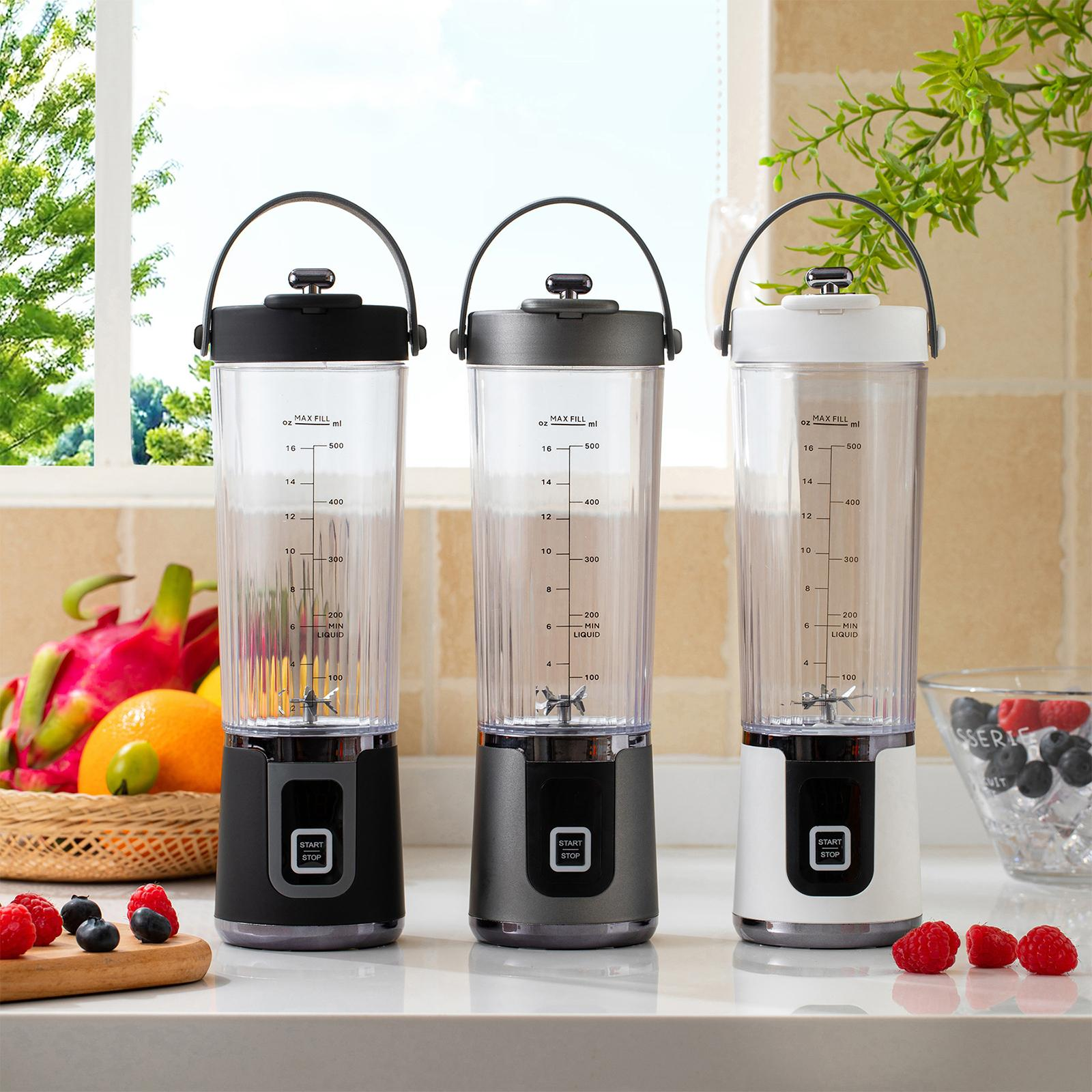 Drei Mixer, schwarz, grau und weiß, stehen mit Obst in der Nähe auf einer Theke.