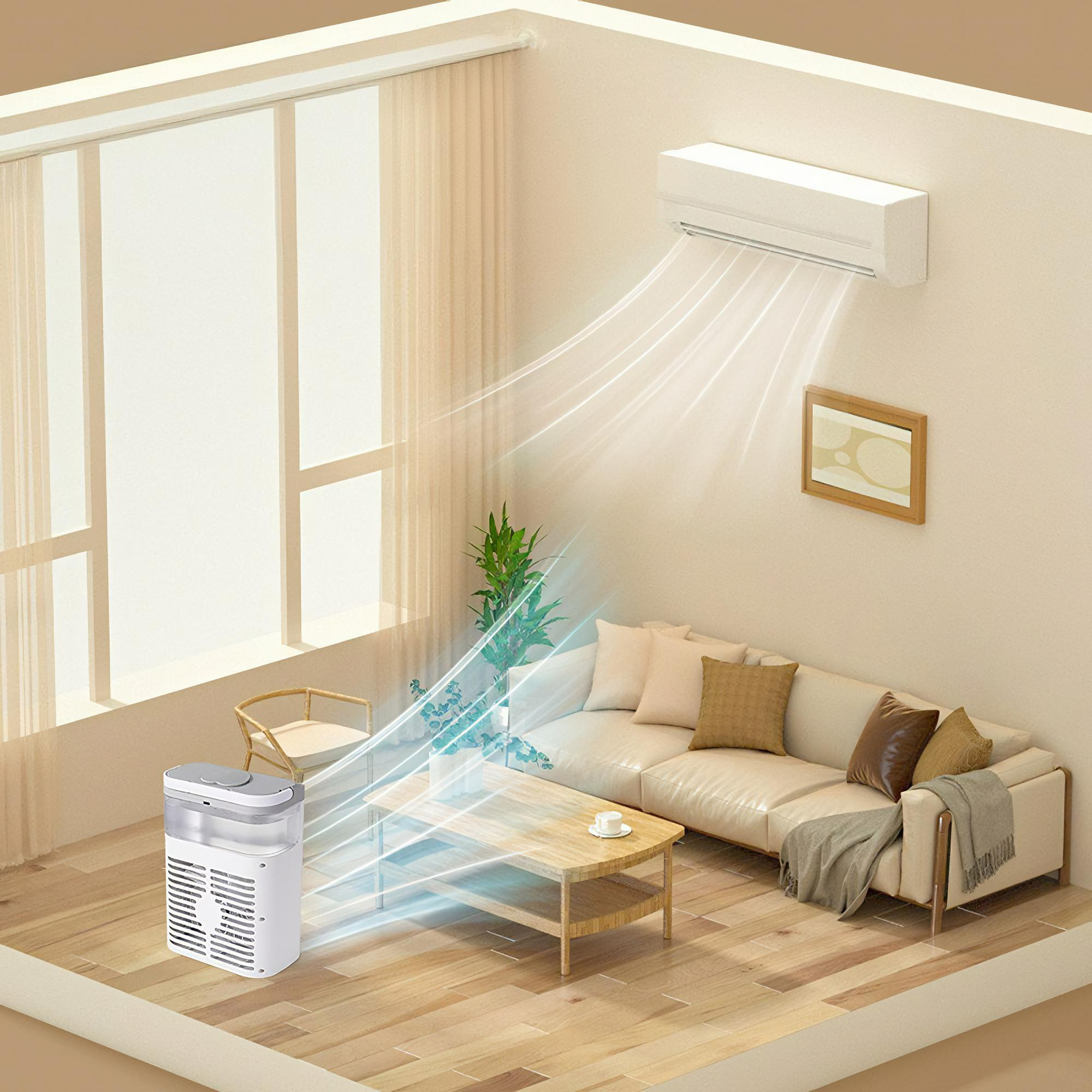 Ein Raum mit einem Luftkühler und einer Klimaanlage. Ein Sofa, ein Fenster und eine Pflanze sind ebenfalls vorhanden.
