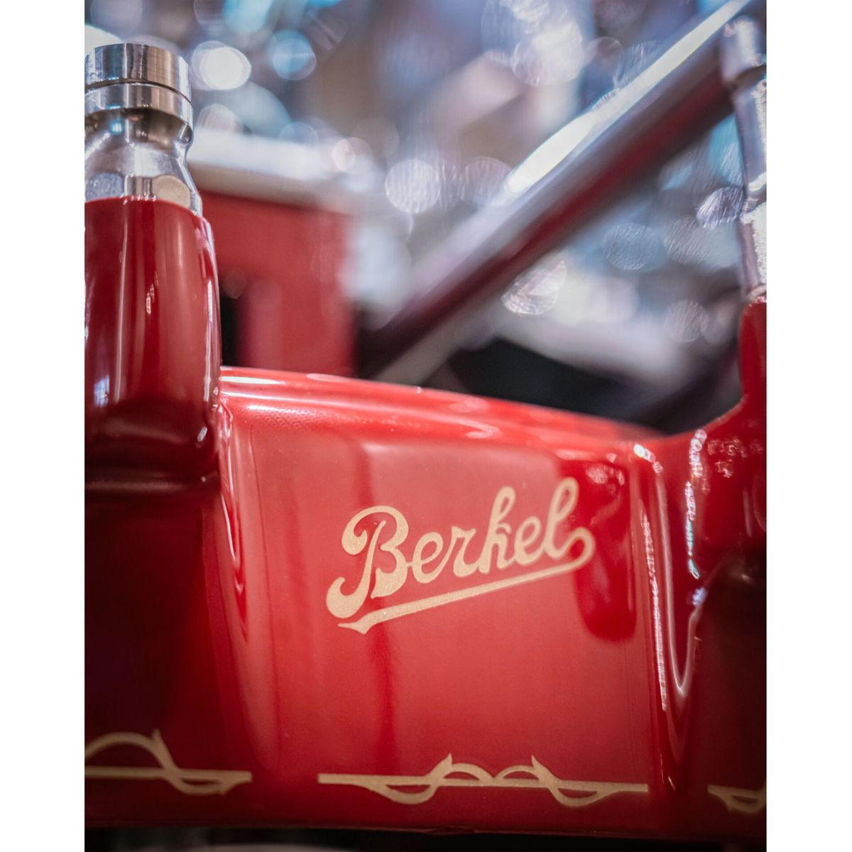 Nahaufnahme einer roten Berkel-Aufschnittmaschine mit dem Berkel-Logo, die ihr Vintage-Design und ihre glänzende Oberfläche zeigt.