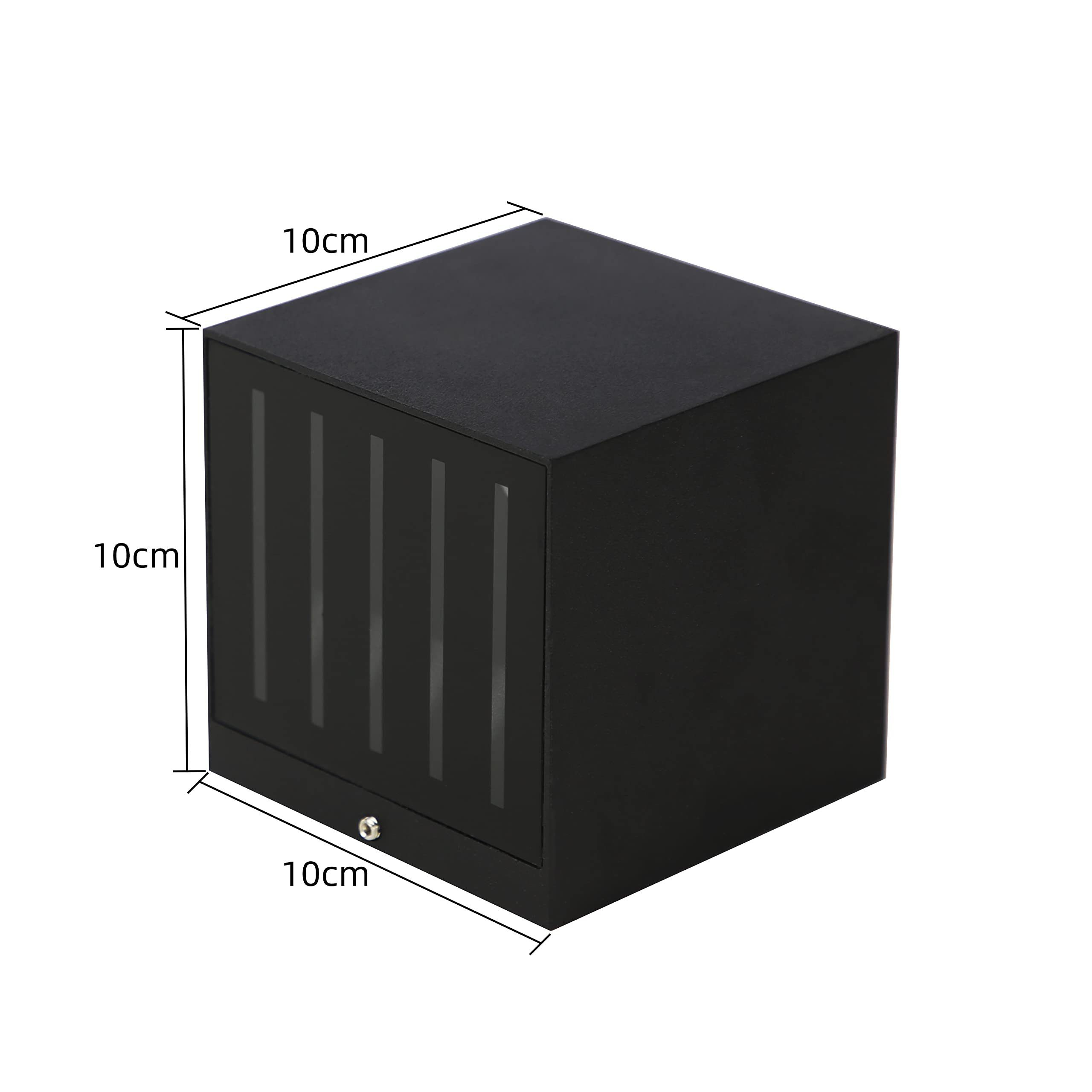 Una lampada da parete nera a forma di cubo ha dimensioni di 10 cm x 10 cm x 10 cm, mostrando il suo design compatto e simmetrico.