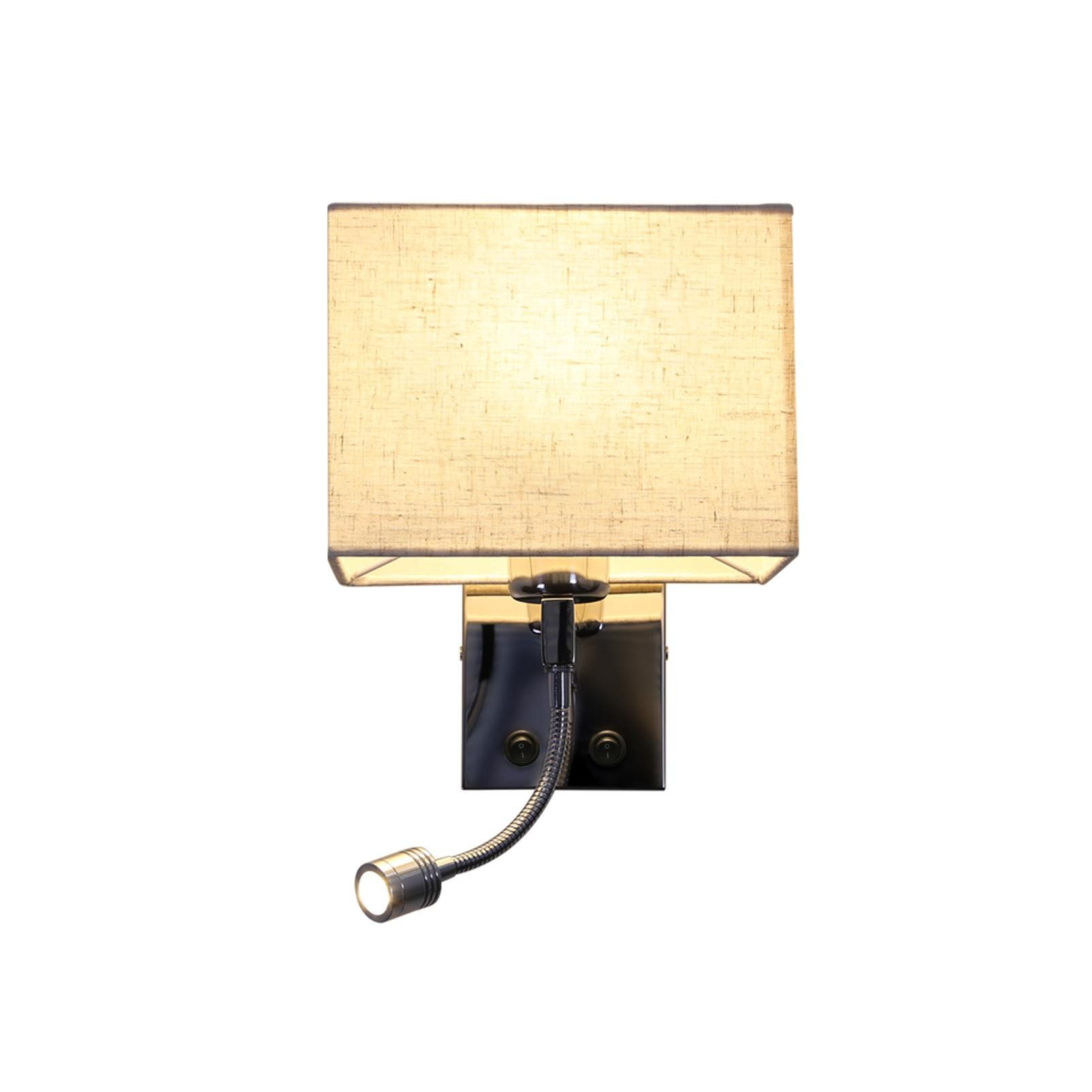 Una lampada da parete con paralume quadrato in tessuto e una luce da lettura flessibile è montata su una base argentata.