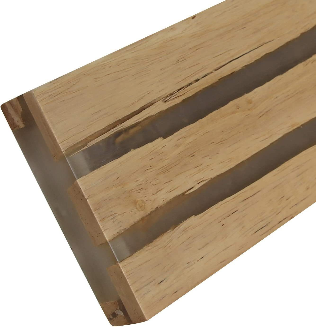 Un apparecchio di illuminazione in legno con un intarsio in resina trasparente è visto da un angolo obliquo.