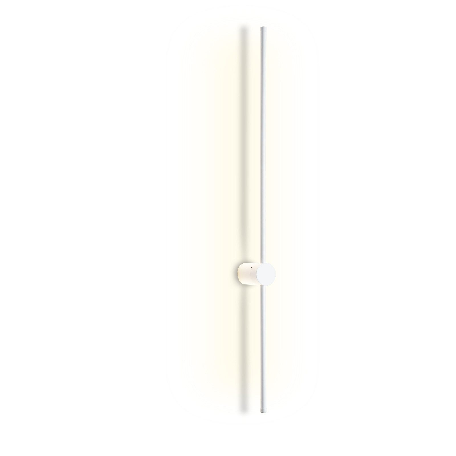 Una lampada da parete minimalista moderna con barra verticale e piccola base circolare, su muro bianco.