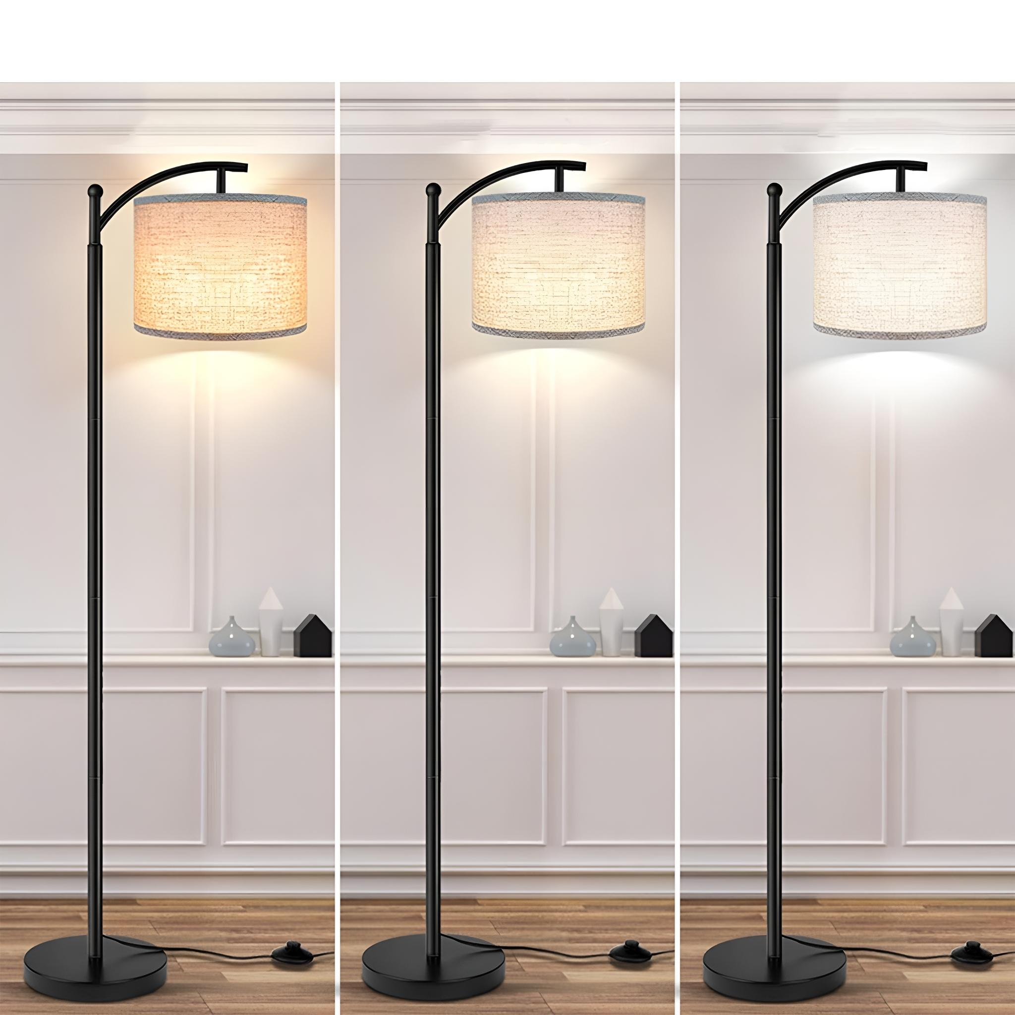 Eine Stehlampe mit Lampenschirm in einem Raum. Drei verschiedene Farbtemperaturen werden an der Lampe gezeigt.