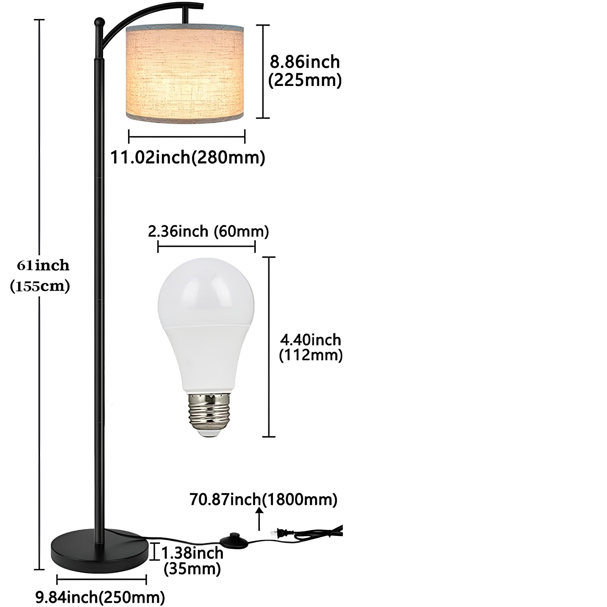 Eine Stehlampe mit Lampenschirm in einem Raum. Maße der Lampe und der Glühbirne sind angegeben.