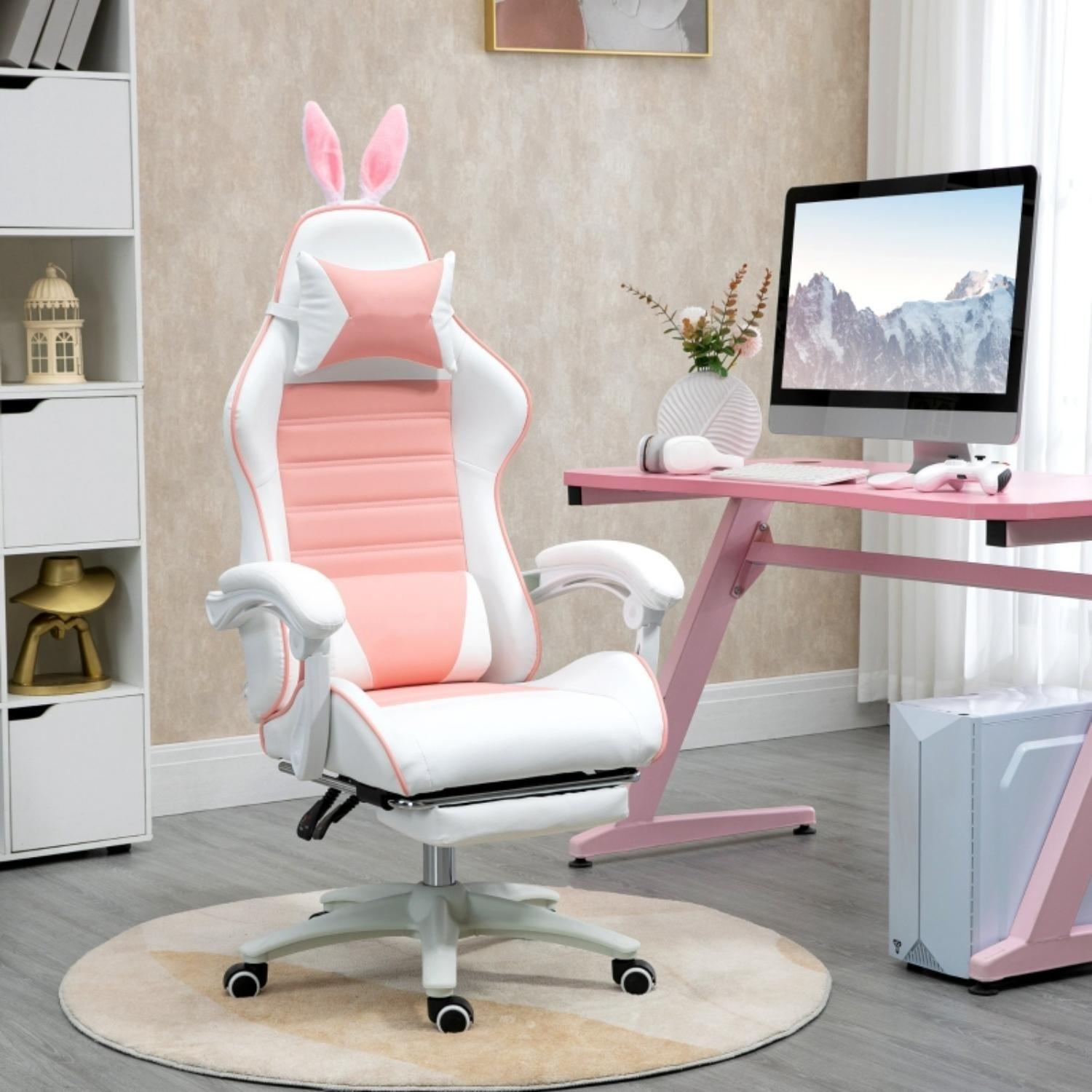 Rosa Schreibtisch, Stuhl mit Hasenohren, Computer und Deko.