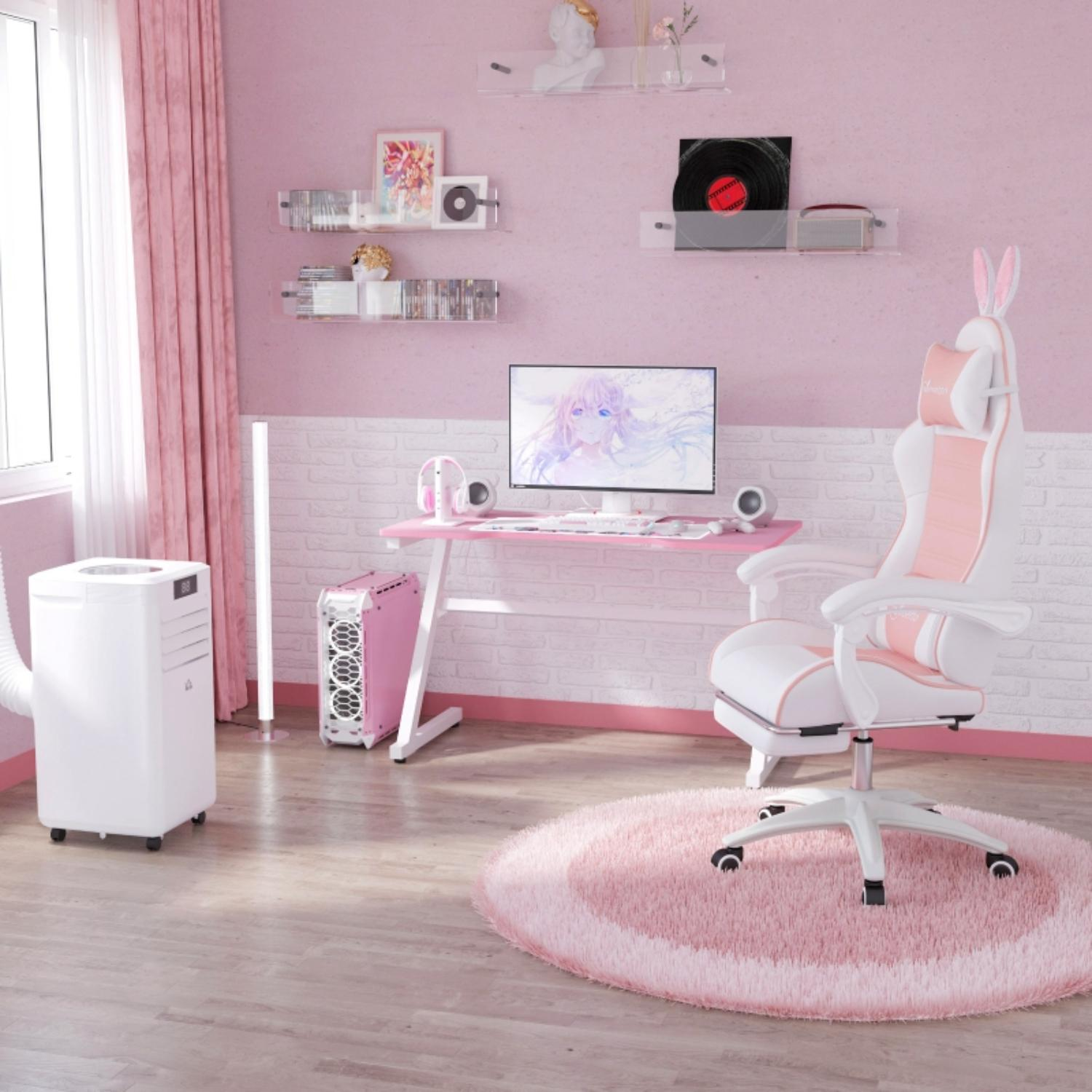 Rosa Raum mit Gaming-Stuhl mit Hasenohren, Schreibtisch, Computer und Zubehör.
