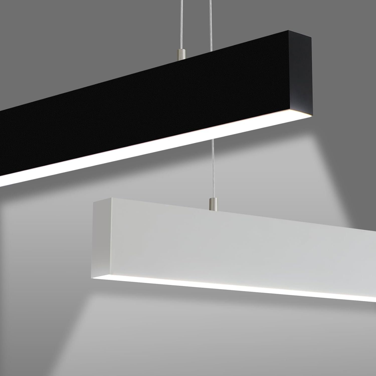 Due moderne lampade a sospensione lineari, nere e bianche, su sfondo grigio.