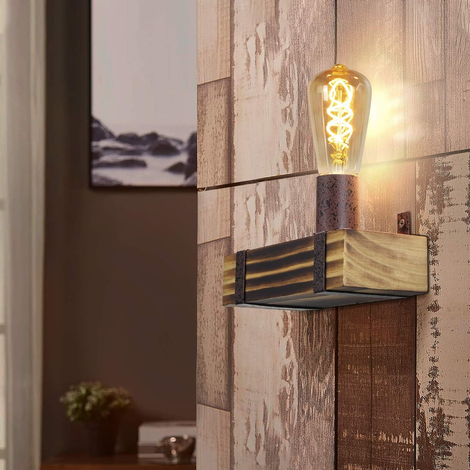 Lampada da parete vintage con lampadina visibile, montata su assi di legno.