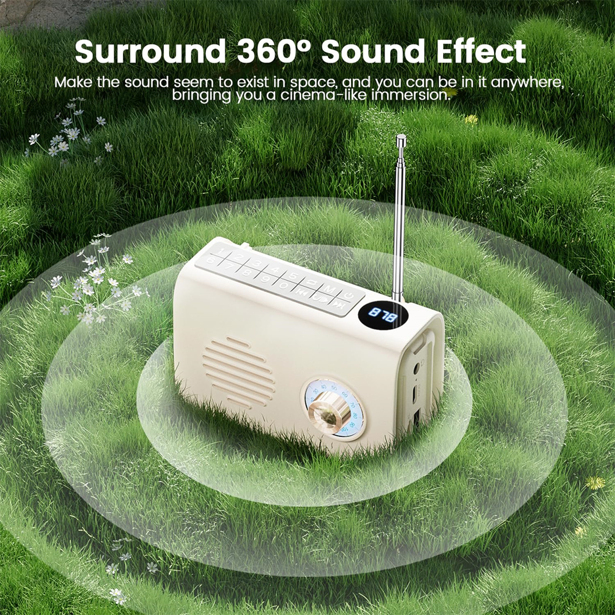 Ein kleines, beiges Radio mit Antenne steht in der Mitte eines Feldes mit grünem Gras.