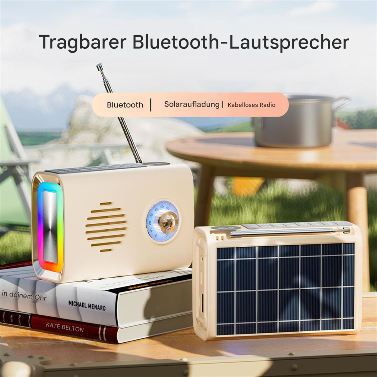 Ein kleines, beiges Radio mit Antenne steht draußen auf einem Stapel Bücher.