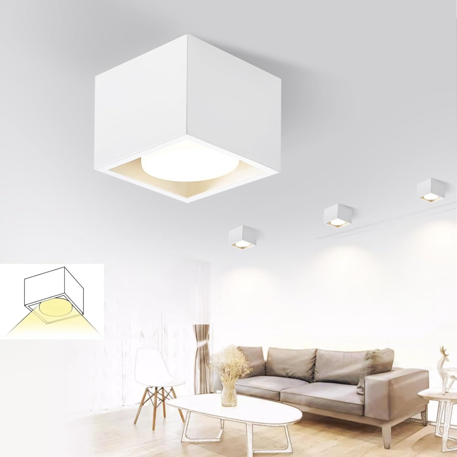 Una lampada da soffitto cubica bianca è mostrata in un soggiorno con mobili e decorazioni neutri.