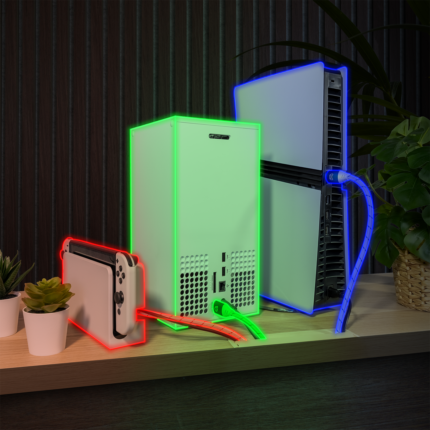 Gaming-Setup mit drei Konsolen, die mit Neonfarben beleuchtet sind. Ein Holzregal mit einer Pflanze im Hintergrund.