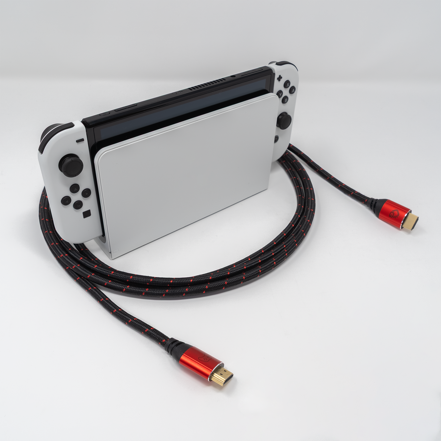 Weiße Nintendo Switch-Konsole in einer Dockingstation, mit angeschlossenem HDMI-Kabel.