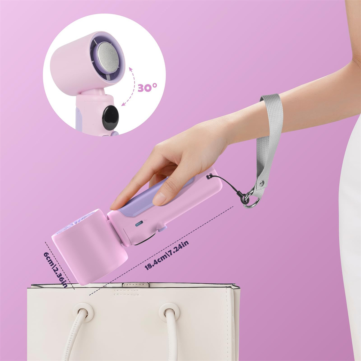 Die Hand einer Frau legt einen rosa tragbaren Ventilator in eine weiße Tasche und demonstriert so seine kompakte Größe.